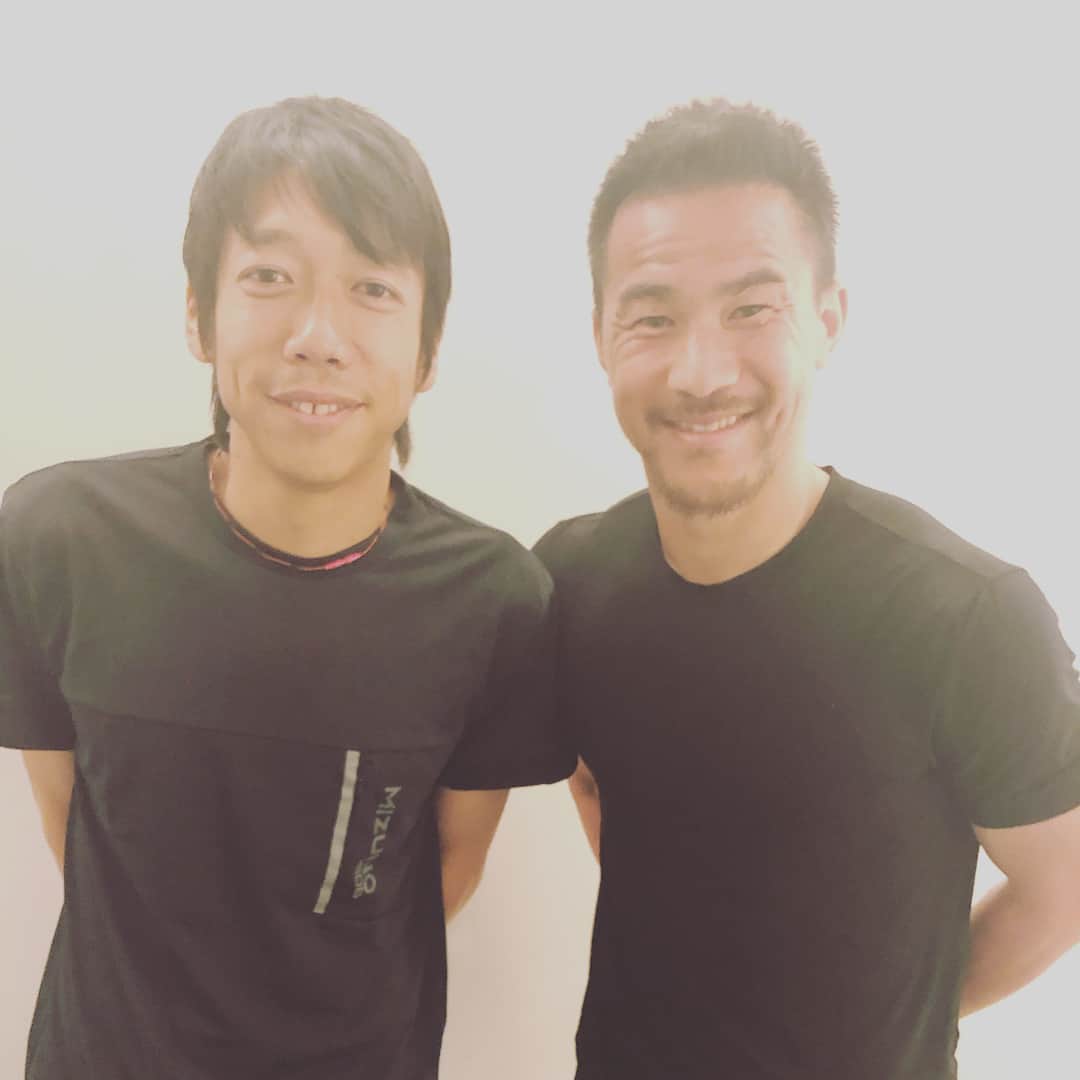 岡崎慎司のインスタグラム：「With kengo Nakamura 😊 昨日はさすがのプレーでした。 ケンゴさんはサッカー上手いけど、サッカーゲームも上手いのみんな知ってるかな？ この間、ウイニングイレブンをして、完敗でした。 今必死に猛練習中。 オンラインで勝負仕掛けようかな？笑😏」