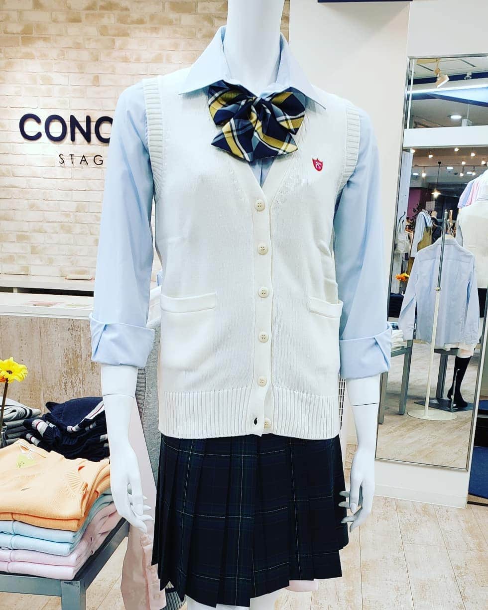 制服専門店CONOMiさんのインスタグラム写真 - (制服専門店CONOMiInstagram)「[長野店] 夏の爽やかさをイメージしたコーデ👚  ブルーのシャツと白のベストがスカートとリボンの色をよく見せてくれます🎵  特に白いベストはどの色･柄にも合わせやすいので１着持っていると便利です💓  #CONOMI#制服#夏服#白ベスト#爽やか#制服ディズニー#チェックスカート」7月15日 13時54分 - conomi_official