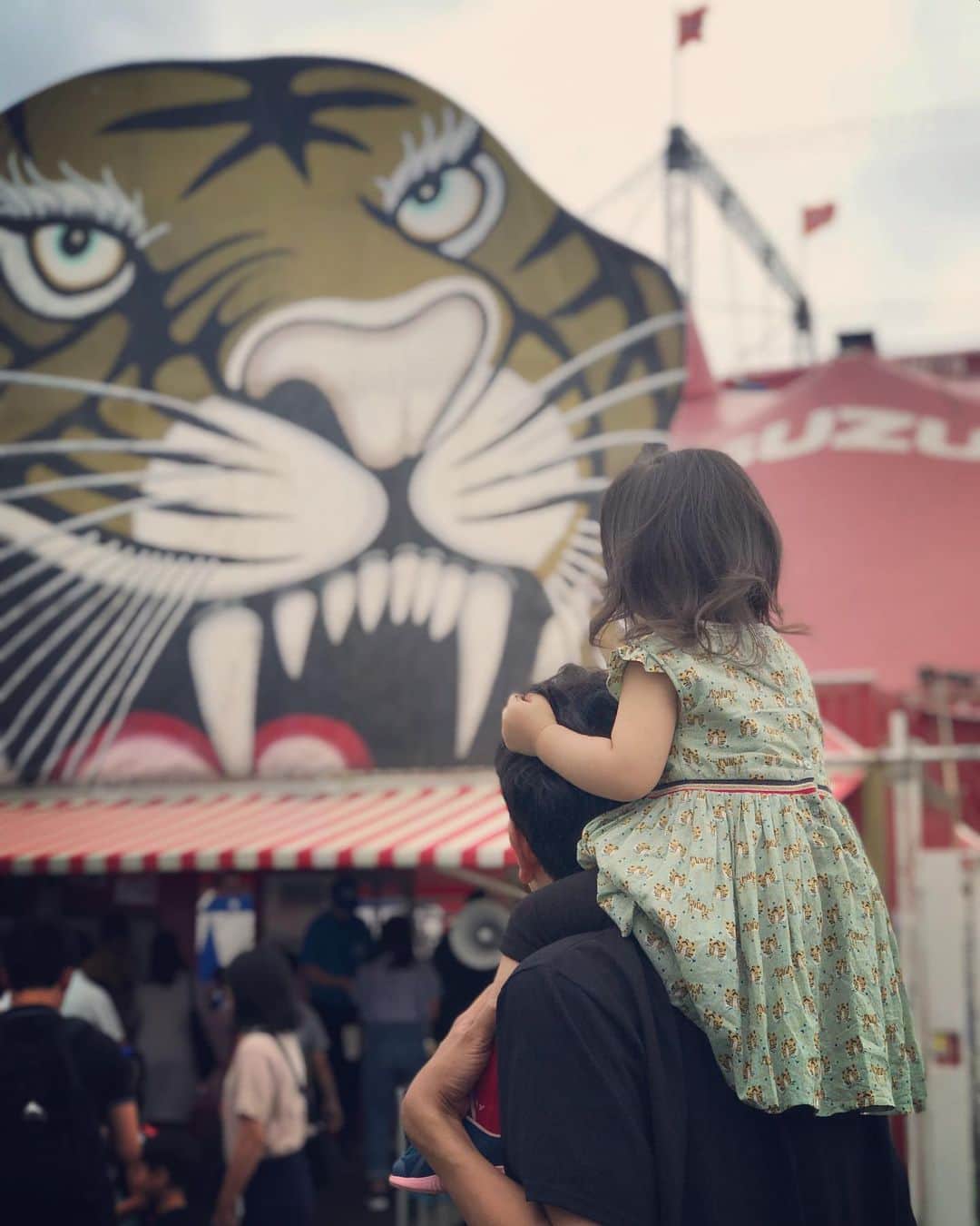 戸部洋子のインスタグラム：「連休最後はサーカスへ🎪🤡❣️❣️ #偶然の虎さんワンピにて🐯」
