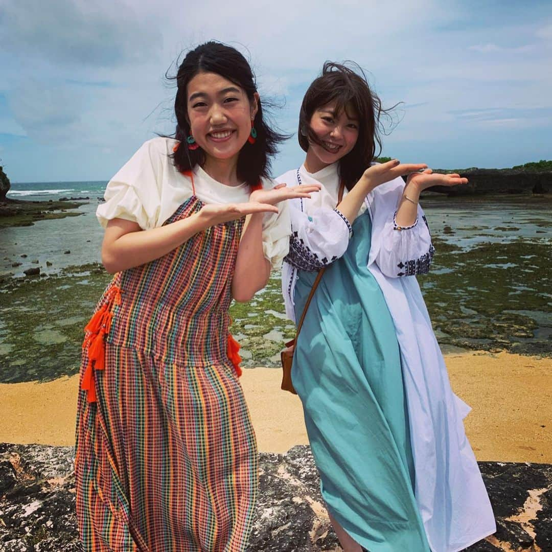 横澤夏子さんのインスタグラム写真 - (横澤夏子Instagram)「#杉原さんと #ノンストップ沖縄旅行なのよー #楽しかったのよー #私はこちらが杉原さんですのポーズなんだけど #杉原さんはこちらが沖縄の海ですのポーズしてて #結局風の向きを表してるポーズになっちゃってるのよー #うふ！」7月15日 14時16分 - yokosawa_natsuko