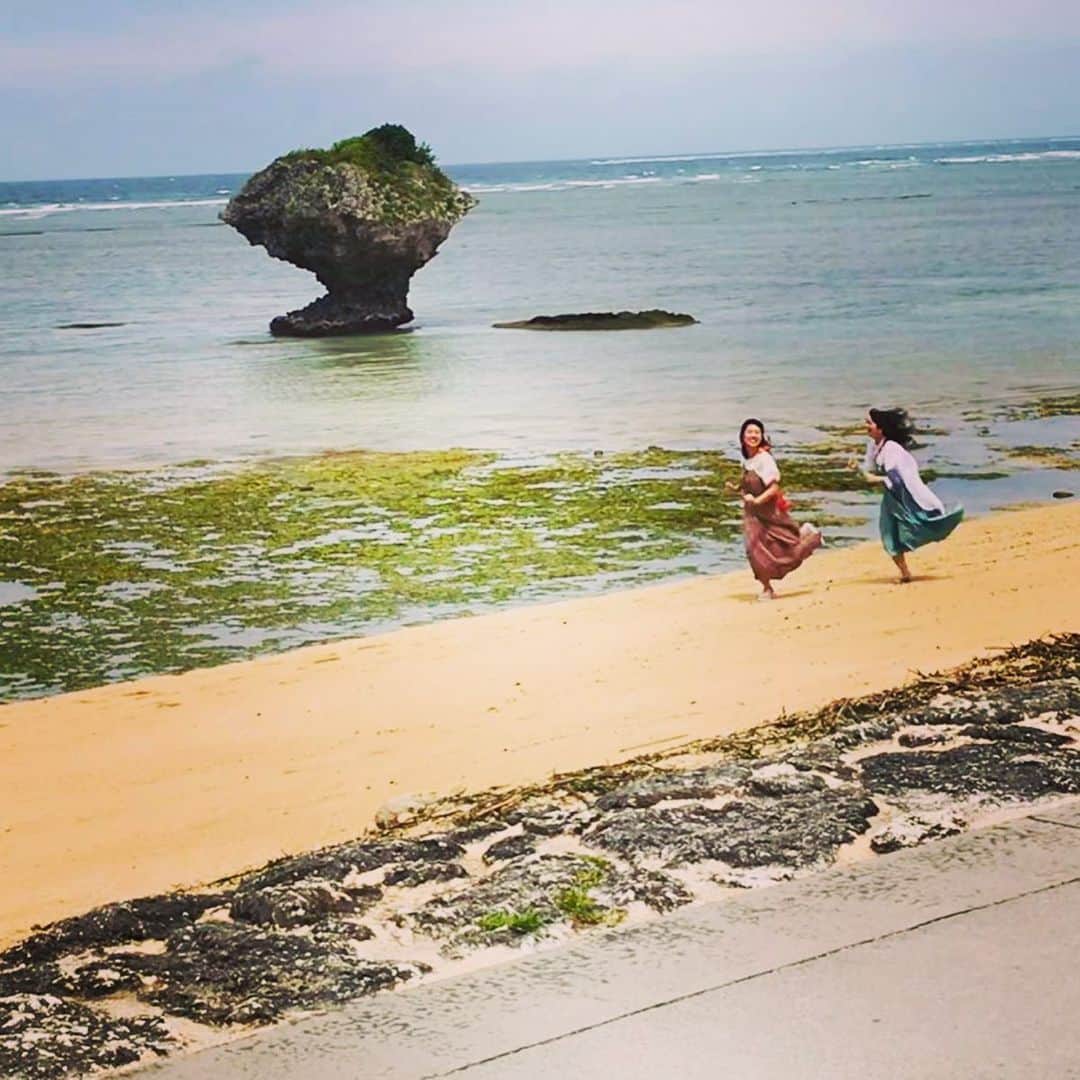 横澤夏子さんのインスタグラム写真 - (横澤夏子Instagram)「#杉原さんと #ノンストップ沖縄旅行なのよー #楽しかったのよー #私はこちらが杉原さんですのポーズなんだけど #杉原さんはこちらが沖縄の海ですのポーズしてて #結局風の向きを表してるポーズになっちゃってるのよー #うふ！」7月15日 14時16分 - yokosawa_natsuko