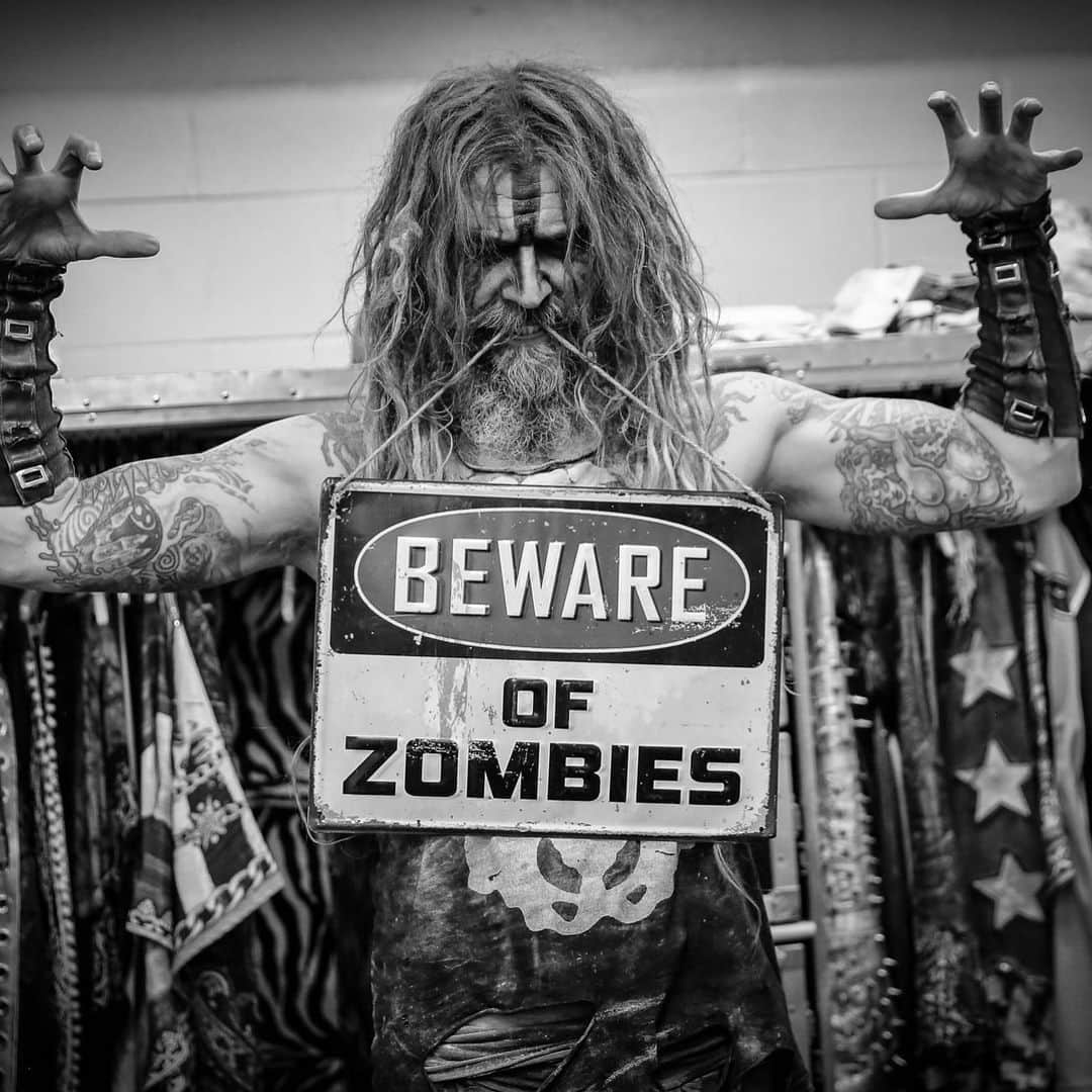 ロブ・ゾンビのインスタグラム：「Backstage Evansville, Indiana. You have been warned! #robzombie #twinsofeviltour #indiana #robfennphotography」