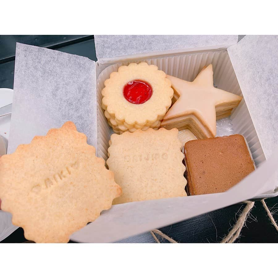 有村実樹さんのインスタグラム写真 - (有村実樹Instagram)「🍪🍪🍪﻿ ﻿ AneCanでお世話になっていたスタイリストのももちゃん ( @momo_k1014 )に久しぶりに再会☕️﻿ ﻿ お土産に手作りクッキーのもも缶( @momo_can14 )﻿を頂きました！﻿ ﻿ ※リンク先直しました！失礼しました！ ﻿ ももちゃんの作るクッキーは、ほろっとして、少ししっとりしていて、、﻿ なんだか懐かしいような、優しい味。﻿ ﻿ 主人の名前入りクッキーまであって、思わず笑顔に😆﻿ ﻿ ﻿ ﻿ ﻿ ﻿ #もも缶 #クッキー #ティータイム」7月15日 14時19分 - arimura_miki