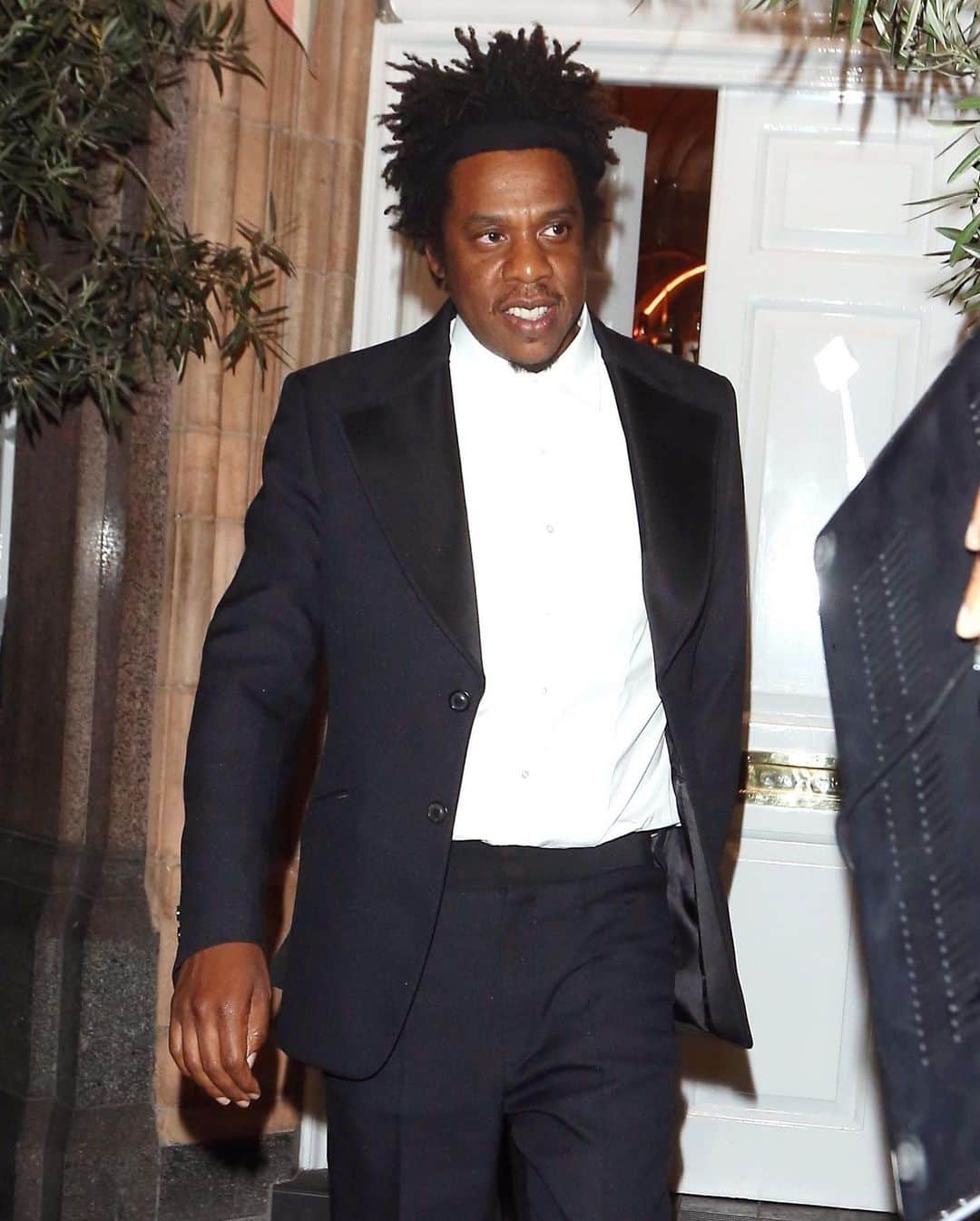Just Jaredさんのインスタグラム写真 - (Just JaredInstagram)「@beyonce & Jay-Z are all smiles as they head out after hosting the @lionking premiere after-party! #Beyonce #JayZ Photos: Backgrid & Splash」7月15日 14時31分 - justjared