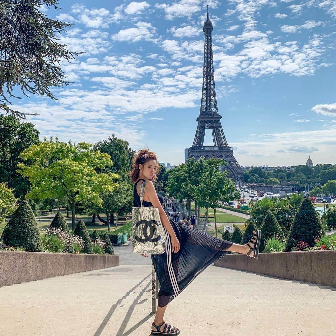 Elva Niさんのインスタグラム写真 - (Elva NiInstagram)「My best selfie buddy in Paris! It'll always be ready anytime anywhere 🤣  Swipe to see the limited edition items from Chanel Beauty Studio at Champs Elysées. . . .  #ChanelChampsElysees @Chanel.beauty #FallWinter2019 #Chanelmakeup #CreateYourself #elvaootd」7月15日 14時28分 - misselvani