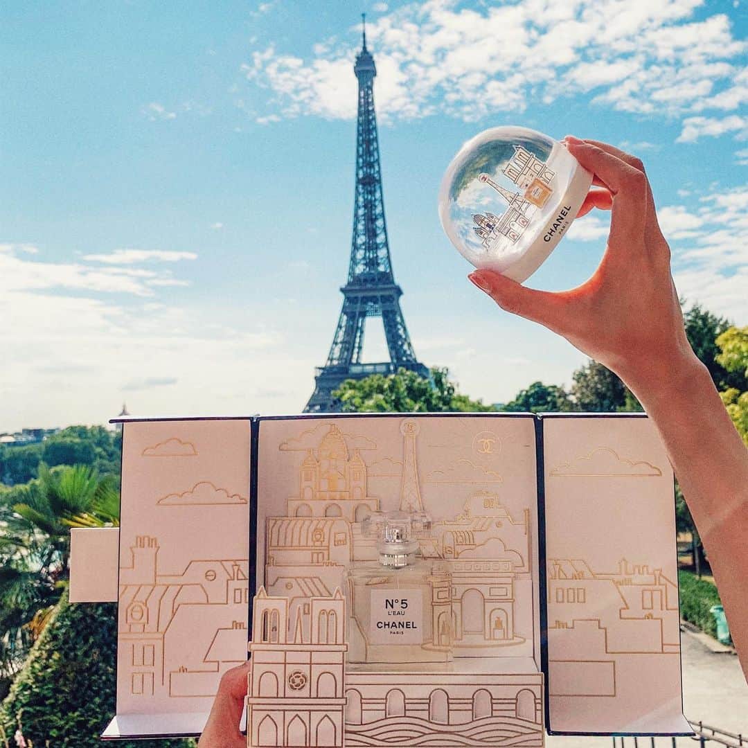 Elva Niさんのインスタグラム写真 - (Elva NiInstagram)「My best selfie buddy in Paris! It'll always be ready anytime anywhere 🤣  Swipe to see the limited edition items from Chanel Beauty Studio at Champs Elysées. . . .  #ChanelChampsElysees @Chanel.beauty #FallWinter2019 #Chanelmakeup #CreateYourself #elvaootd」7月15日 14時28分 - misselvani