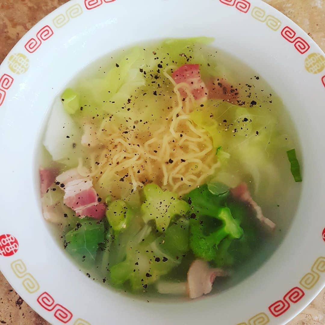 桃井かおりさんのインスタグラム写真 - (桃井かおりInstagram)「野菜と蛤スープだけで作った塩ラーメンが余りに美しい。美味。 #la暮らし #おいしい😋 #かおり飯」7月15日 14時40分 - kaori_momoi