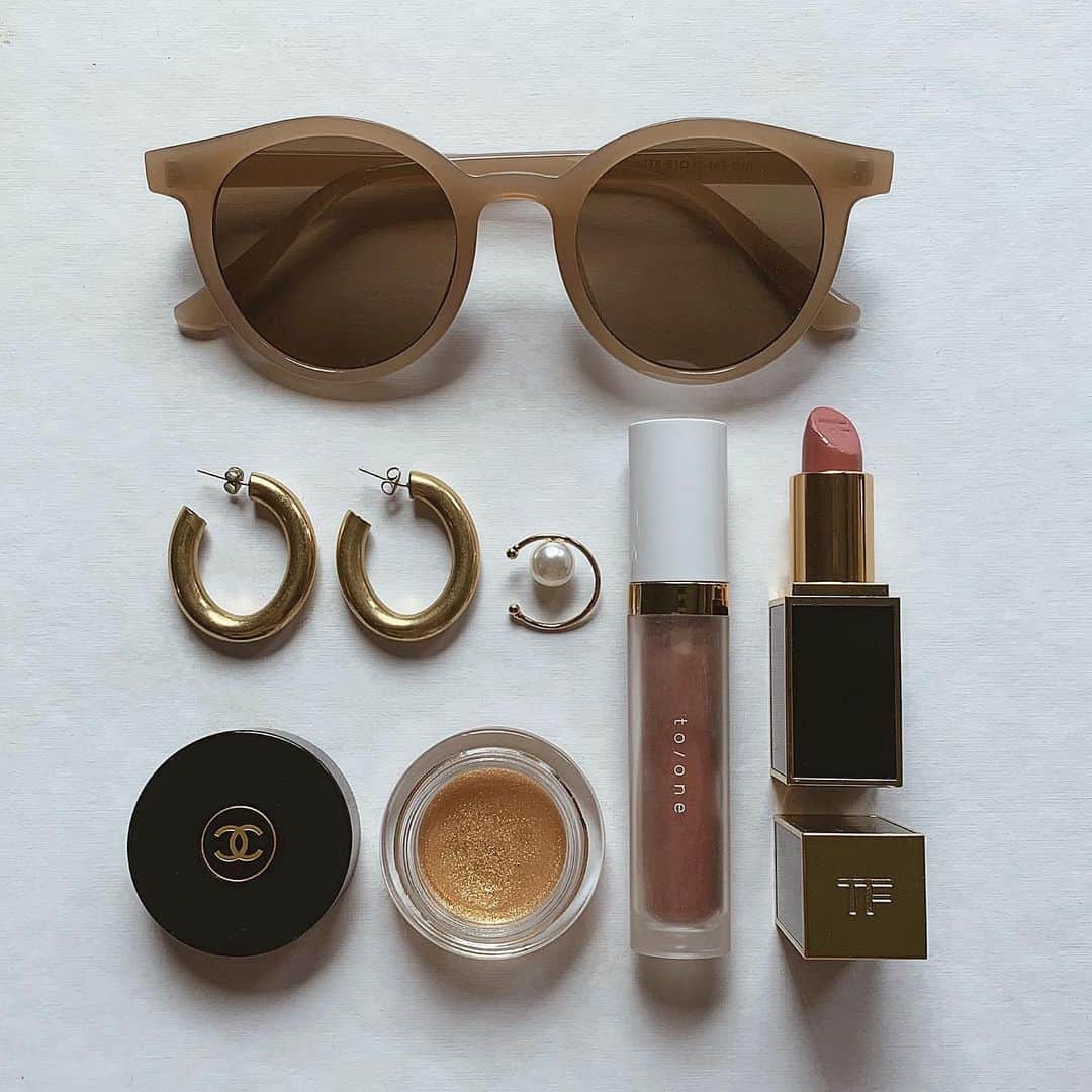 のインスタグラム：「今日のいろいろ ⠀ 何気にお初なTOMFORD。大人ローズピンク..04 ⠀ to/oneほんと使いやすい..03 ⠀ chanelは限定の𓇬鼻の根元と頬骨の高い位置にちょんちょんと。かわいすぎるキラキラ ⠀ パールのイヤーカフはhyeonの新作。またまた可愛すぎるのができました♥︎♥︎♥︎」