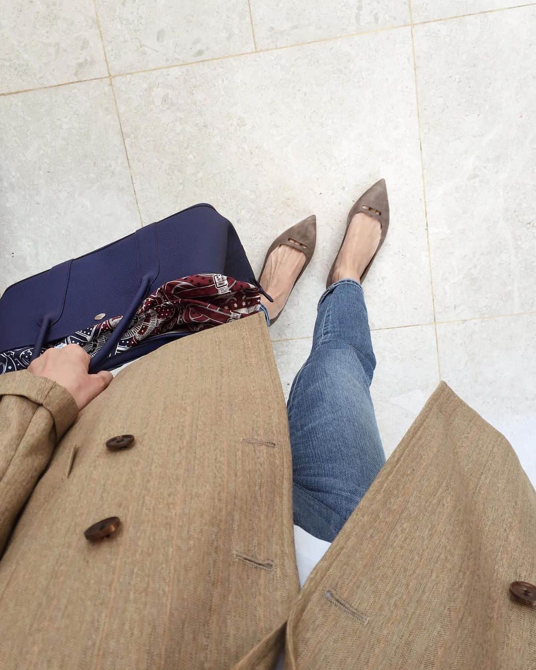 Shokoのインスタグラム：「＊Fashion＊ Back in my jacket and denim combo, my favorite style. And also the good old classic view from top #ootd shot. ・ The two hour afternoon nap that my baby takes now is giving me a lot of ‘me’ time. ・ 久々のジャケットとデニム#コーデ 。最近ベビちゃんは、お昼寝を2時間してくれるので、自分時間が長くなって嬉しい ・ 「寝る子は育つ」と言うけれど、本当にそうだと思いました。私は昔から寝るのが大好き。😅寝過ぎなくらいで大学生まで身長伸びていたと言う…」