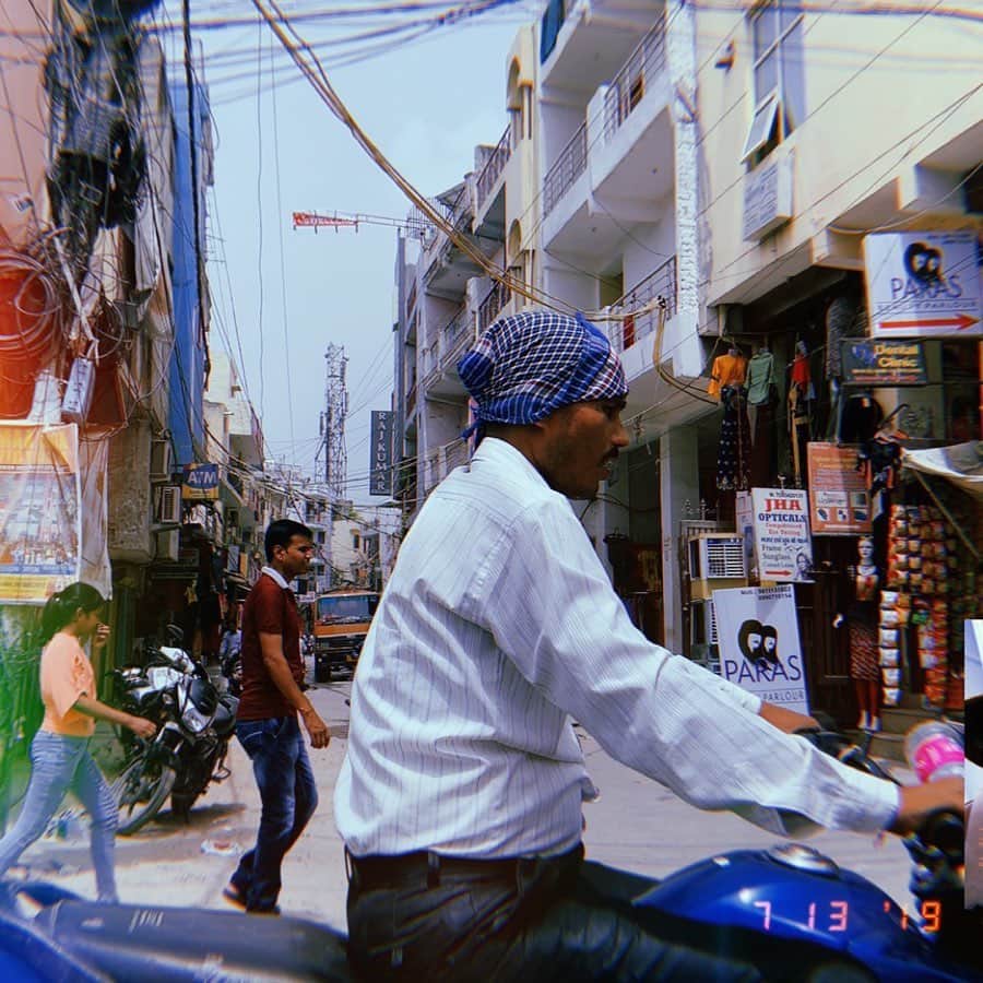 ショーン・エバリストのインスタグラム：「India for the first time 🇮🇳 Around a 10 hour flight from Rome into Delhi. Food has been incredible thus far, not really into Indian lemonade though🥴lol Late night jet lag filled with instant ramen and an early morning rise met with a dip in the hotel pool. Travel is awesome just always difficult on the body. So Hyped to be here this week for @bigdancecentre 🙏🏽🙇🏻‍♂️😌」