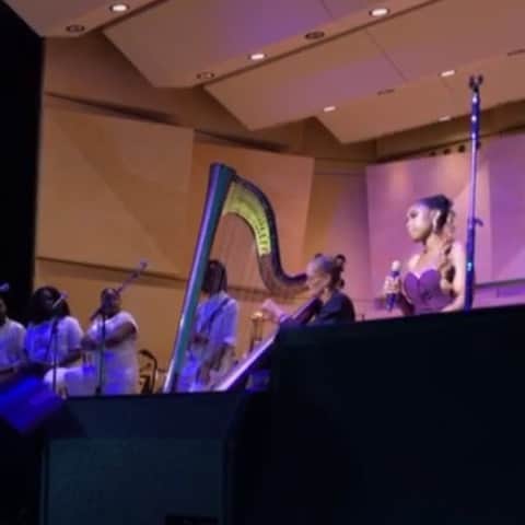 ジェニファー・ハドソンのインスタグラム：「I can’t explain what this song does for me ! I finally got to sing it for the first time and with my purple harp ! Accompanied by the beautiful harpist  #elliechot @raviniafestival during my show with @Georgehanson  the conductor and the @chicagosymphony on tonight ! Another dream realized ! #ifitsmagic #steviewonder」