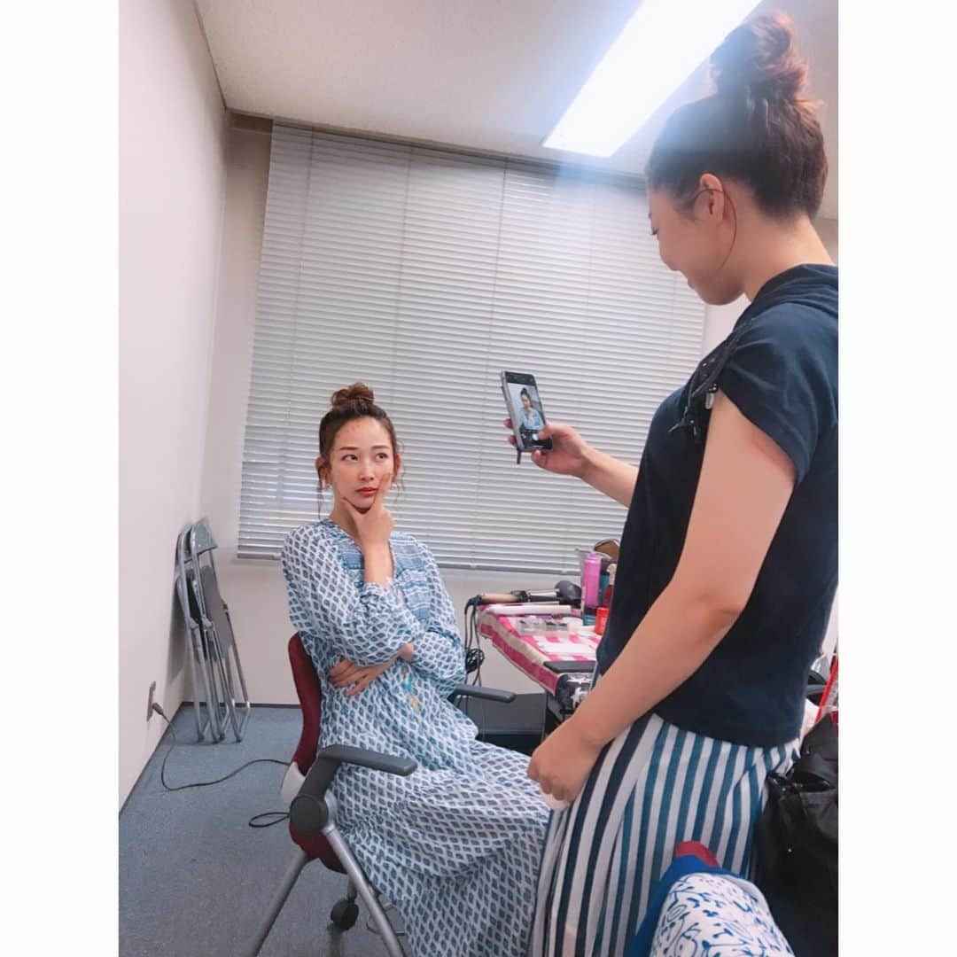 小野口奈々さんのインスタグラム写真 - (小野口奈々Instagram)「・ 土曜日のパンナマは、博多駅のメイン会場で 「名付けまショー」第2弾を担当😊 パンブーのお二人と中上さんが お店の新商品やサークルの名前など 何でも名付けちゃうこのコーナー‼️ 只今、名付けて欲しいもの募集中です🙋‍♀️ (応募が少ないそうです😂) メイン会場担当の時は、まつまりさんに メイクをしてもらえるので嬉しい💕 中上さん到着後はさらにメイク室も盛り上がります😆 #パンブーのとりあえずナマ  #今回は高校の同級生が見に来てくれました #名付けまショー  #タイトルコールがいつもうまくいかない #名付けて欲しいもの募集中 #テレq」7月15日 14時52分 - nana0no