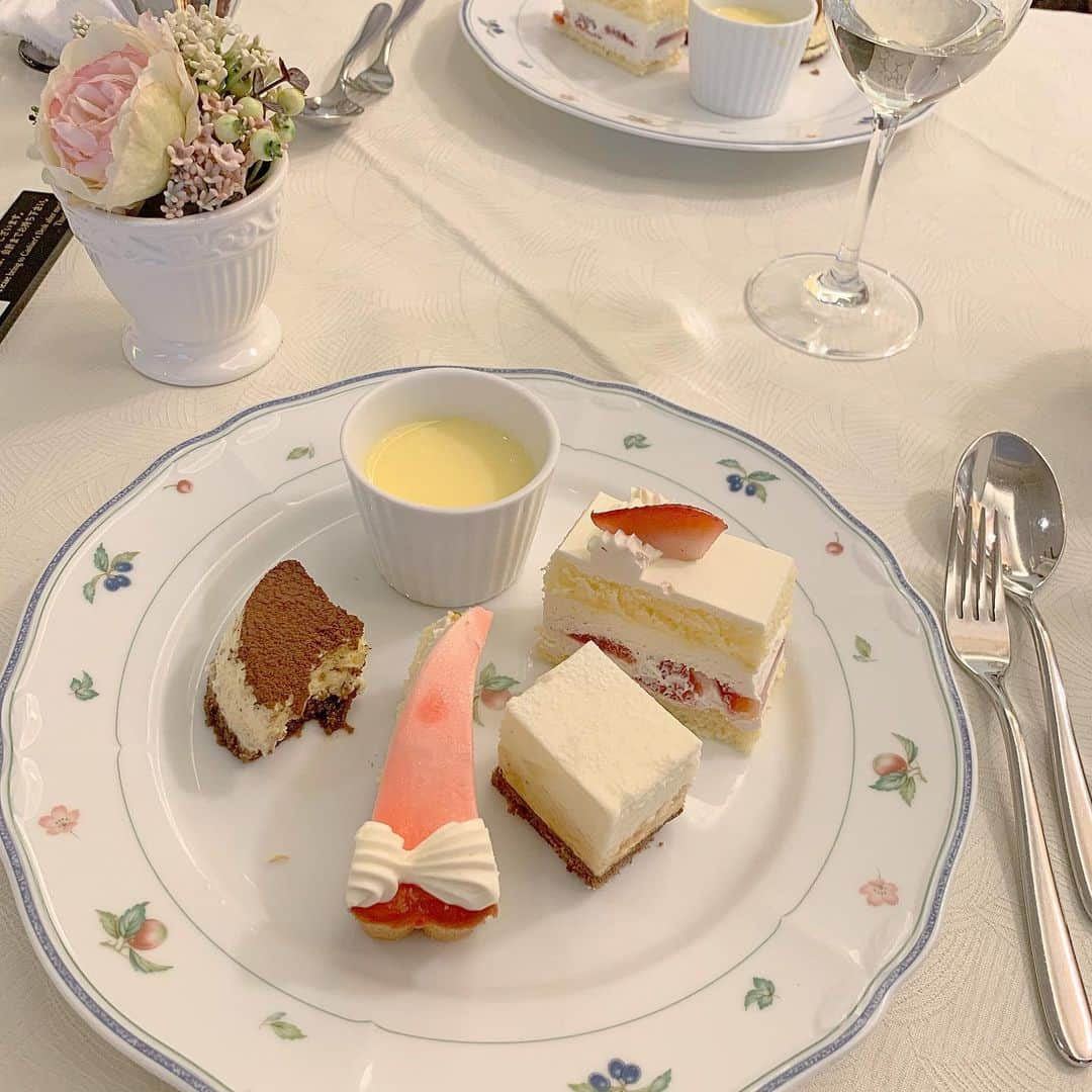 野地優奈さんのインスタグラム写真 - (野地優奈Instagram)「🍴💐💘🕊 . 周林ありがとう😊💓 家族ランチ🥰 . #資生堂パーラー #カフェ巡り」7月15日 14時55分 - yediyounai310