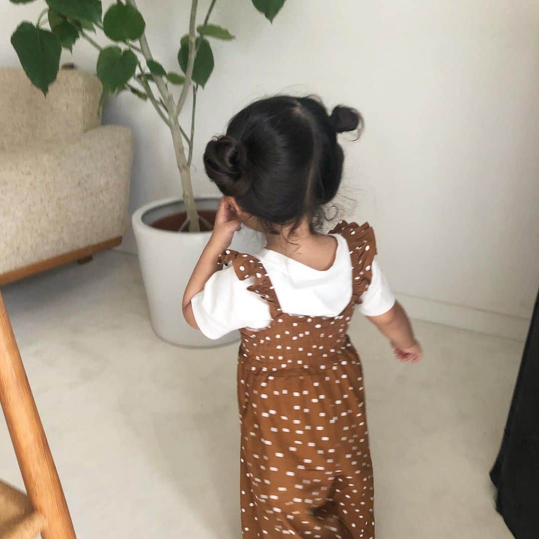 近藤千尋のインスタグラム：「この三連休は娘とずっと一緒💓 お仕事付いてきてもらったり ランチしたり…まったりして過ごしました🏠 @ajuga.shop  の新作ロンパースが お気に入りで二色共着てくれて 母嬉しい。。😢❤️ (明日発売だそうです💛💛) お友達のいとちゃんも 黄色のワンピース着てくれている💗嬉  さて、お昼寝しましょ☺️」
