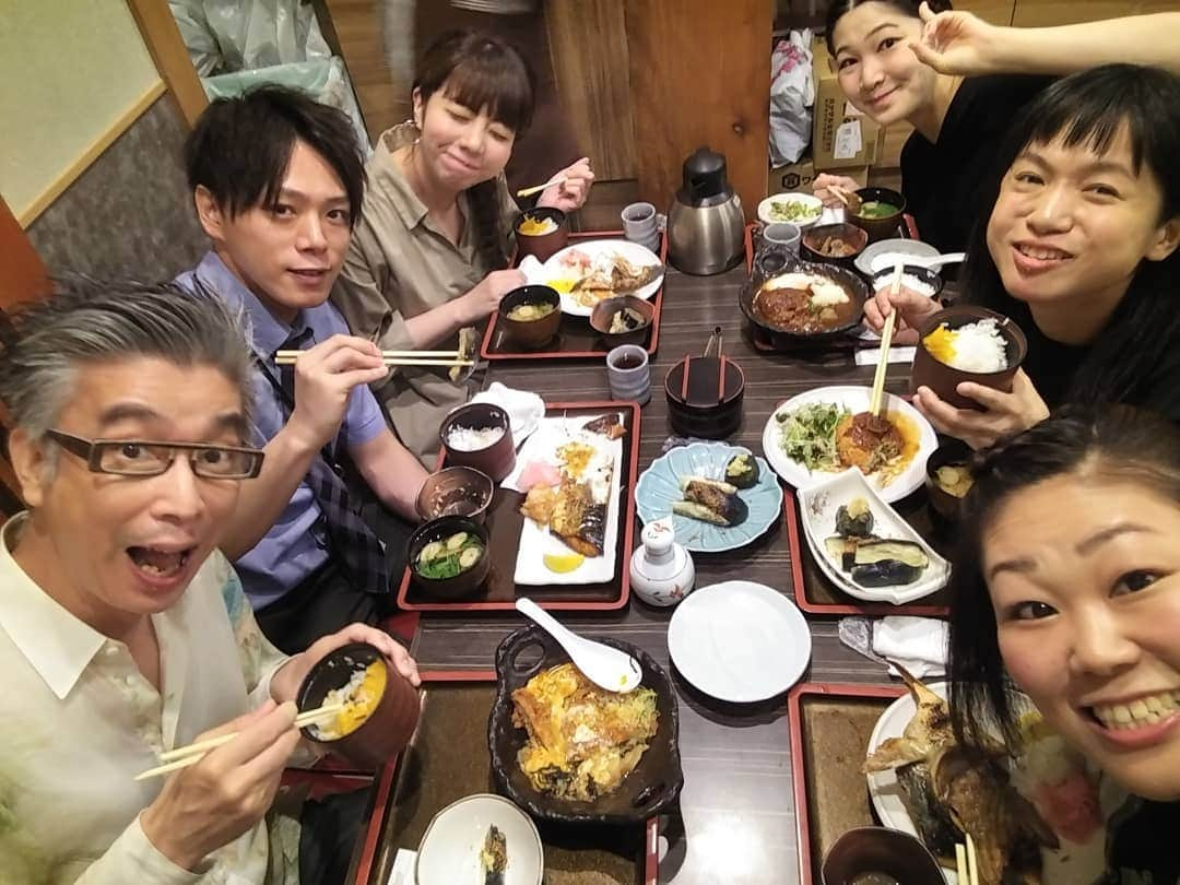 ぢゃいこさんのインスタグラム写真 - (ぢゃいこInstagram)「①毎月恒例の おかけんた兄さん主催のランチ たちばな会。 ②ぶりカマ定食。 ③先日 当たったQUOカードを 皆様にお裾分け。 ④コンビニ爆買い🙌 このQUOカードを使うから、一人３個まで好きなものを買って良いよ！の大盤振る舞い🙋🎶 イセ食品さん、ありがとうごぢゃいました🐷✨ @iseseries #なんばグランド花月  #オープニングアクト 　#花月爆笑族」7月15日 15時03分 - dyaimeshi