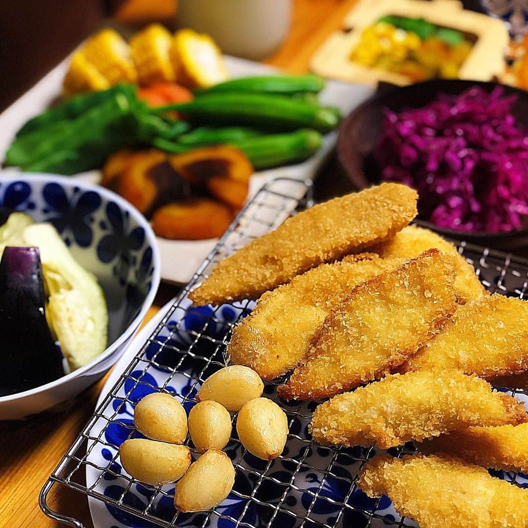 のインスタグラム：「@yaoya_ro から届く旬のお野菜と伊勢の魚✨✨ ※サバフグ、マトダイフライ ※紫キャベツのマリネ ※水茄子 ※温野菜(ビーツ、オクラ、モロッコインゲン、人参、とうもろこし) ※無洗米まばゆきひめ  夏野菜いっぱいで幸せーっ💕  魚のフライは漁師さん手作りの冷凍食品🐟✨ 息子、大盛りごはんと共に5切れ食べました。笑  #AIKO食堂 #aikocooking #cooking #料理 #おうちごはん #和食 #japanesefood #instafood #instadelicious #homeparty #ママ #mammy #baby #babyboy #男の子ママ#生後23ヶ月 #1歳11ヶ月 #8月生まれ」