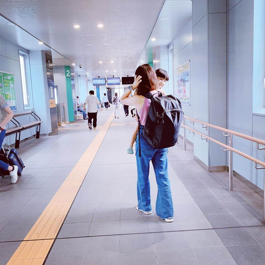 田中幸さんのインスタグラム写真 - (田中幸Instagram)「6日間の帰省電車旅♫ 子どもとの二人旅 快適な旅の為の 両手ふさがらない鉄則  スーツケース先に送ってても やはり、子どもとの旅行は 荷物が増える  34リットル大容量バッグで とりあえず一まとめになるという安心 ▷Marmot【日本限定モデル】 Ashcreek 34 / アシュクリーク34 @marmot @marmot_japan #marmot #マーモット #アウトドアウェア #KEENAMBASSADOR #KEENJAPAN #KEEN #アウトドア #アウトドア女子 #山ガールファッション #山ガール #登山 #登山女子 #コーデ」7月15日 15時08分 - sachitanaka