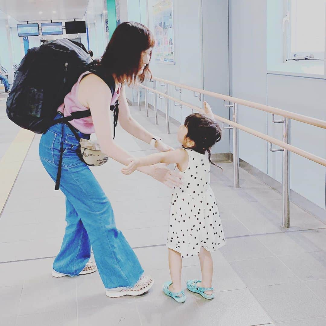 田中幸さんのインスタグラム写真 - (田中幸Instagram)「6日間の帰省電車旅♫ 子どもとの二人旅 快適な旅の為の 両手ふさがらない鉄則  スーツケース先に送ってても やはり、子どもとの旅行は 荷物が増える  34リットル大容量バッグで とりあえず一まとめになるという安心 ▷Marmot【日本限定モデル】 Ashcreek 34 / アシュクリーク34 @marmot @marmot_japan #marmot #マーモット #アウトドアウェア #KEENAMBASSADOR #KEENJAPAN #KEEN #アウトドア #アウトドア女子 #山ガールファッション #山ガール #登山 #登山女子 #コーデ」7月15日 15時08分 - sachitanaka