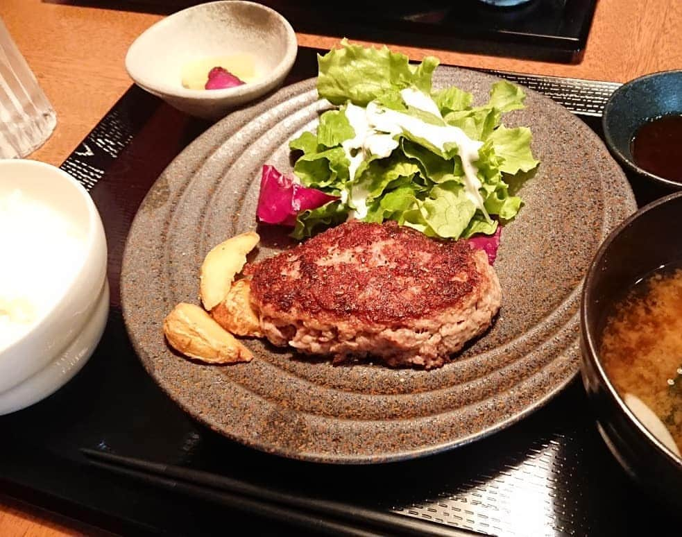 高井俊彦さんのインスタグラム写真 - (高井俊彦Instagram)「【祇園花月合間ランチ☀️🍴2019.7.15】 肉バルSHOW's diningへはじめて行ってきました😃✌️ メンバーは、賢い音羽とアホのジャボリ☺️ ハンバーグ定食✨ えらい本格的なハンバーグでした‼️ あれ多分つなぎのパン粉ほぼ使ってないんちゃうんかなぁ🎵 めちゃめちゃ肉の味がしました👍  祇園花月藍ちゃん座長新喜劇楽日あと残すところ1回頑張ります⤴️⤴️⤴️」7月15日 15時08分 - takai_toshihiko