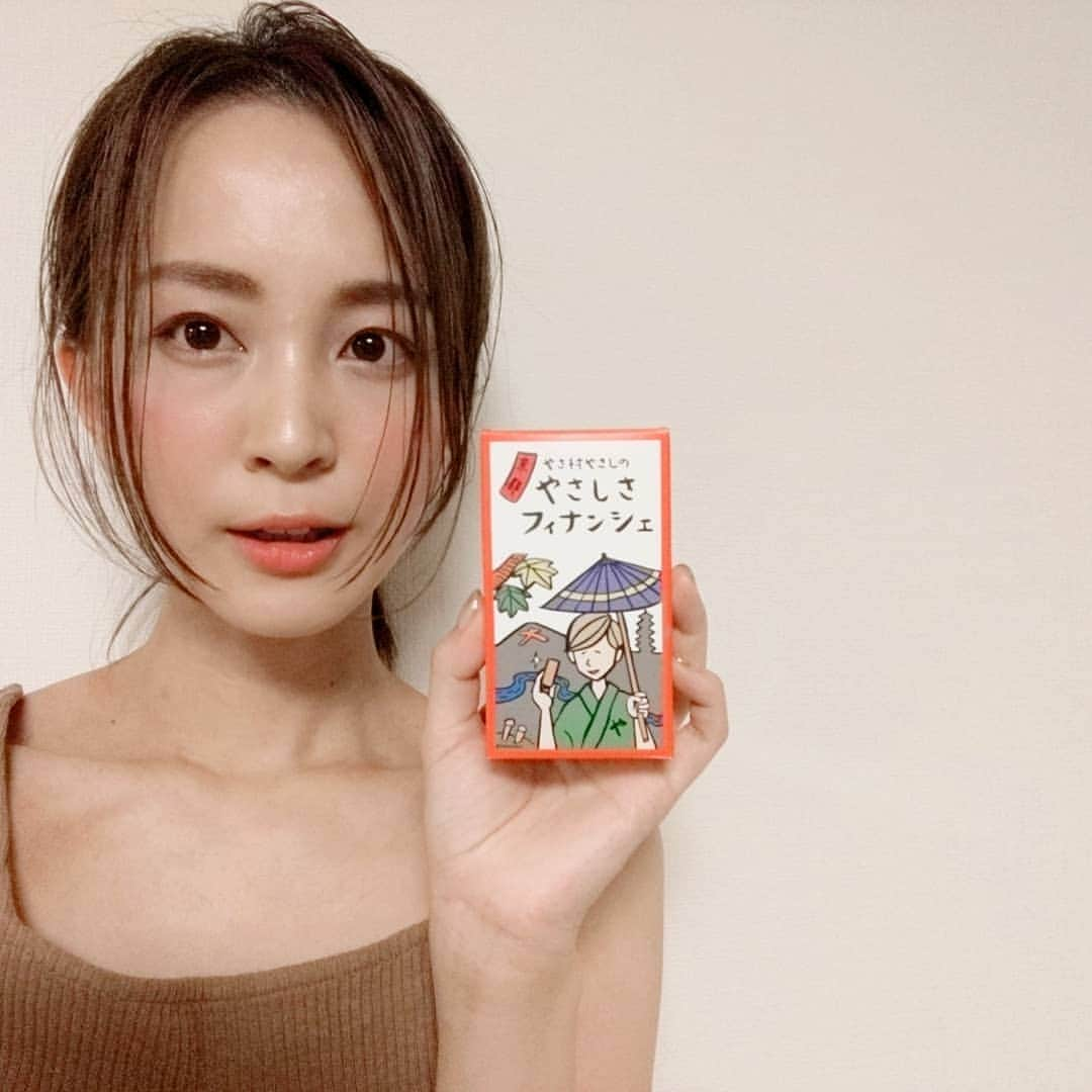 佐野莉子のインスタグラム：「京都土産のやさ村さんと😚💓 ブログ書いたので詳細はそちら〜！ ゲーム女子の収録でもみんなで食べた♡  #京都フィナンシェ #京都土産 #フィナンシェ #ポルタ #まるごとホテル #pantovisco #やさ村やさし #やさしさフィナンシェ #ビイェドフィナンシェ #京都ポルタ #美十グループ公式アンバサダー #PR #instagood #女子旅 #kyoto #financier #お土産 #おもたせ #スイーツ #手土産」