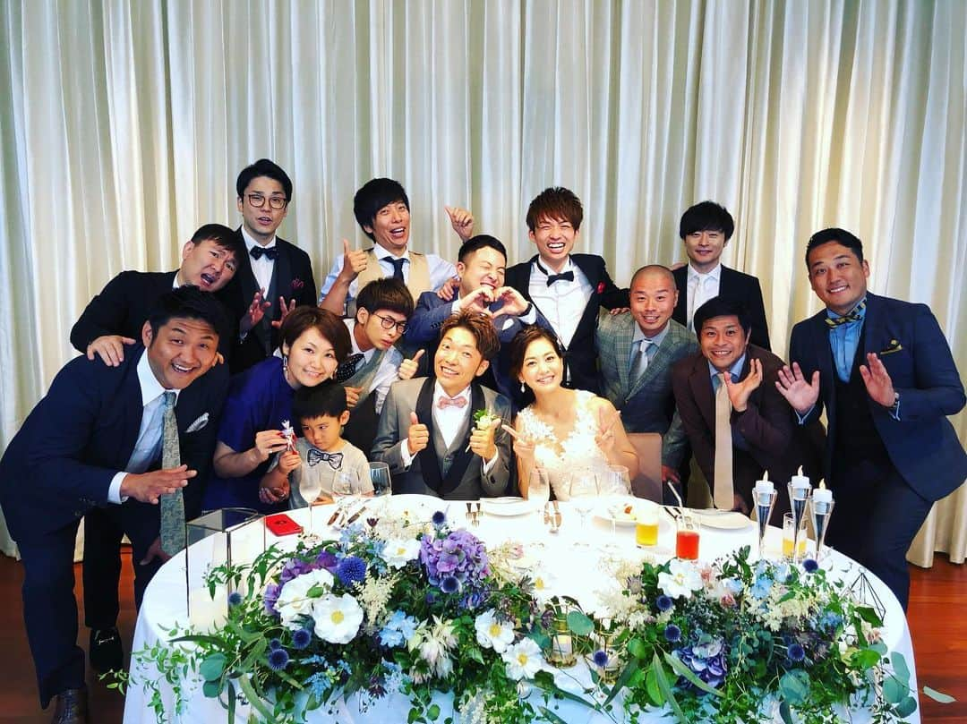 お兄ちゃんのインスタグラム：「昨日はアキナの秋山さんとABCの塚本アナウンサーの結婚式でした✨ もう凄く良い挙式で、最高の空間でした😊 誰かが結婚すると仲間が集まる。 それがまたたまらなく良いのよな〜😆 #アキナ 秋山 #塚本アナウンサー #結婚式 #26期 #同期芸人 #アキナ #アインシュタイン #かまいたち #バイク川崎バイク #藤崎マーケット #守谷日和 #和牛  #ビタミンＳ #人類みなキョーダイ」