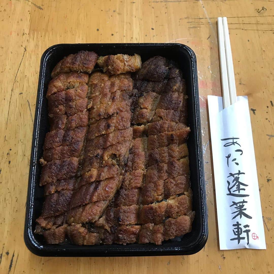 宮上元克のインスタグラム：「楽屋の弁当が神ってた😆 #あつた蓬莱軒」
