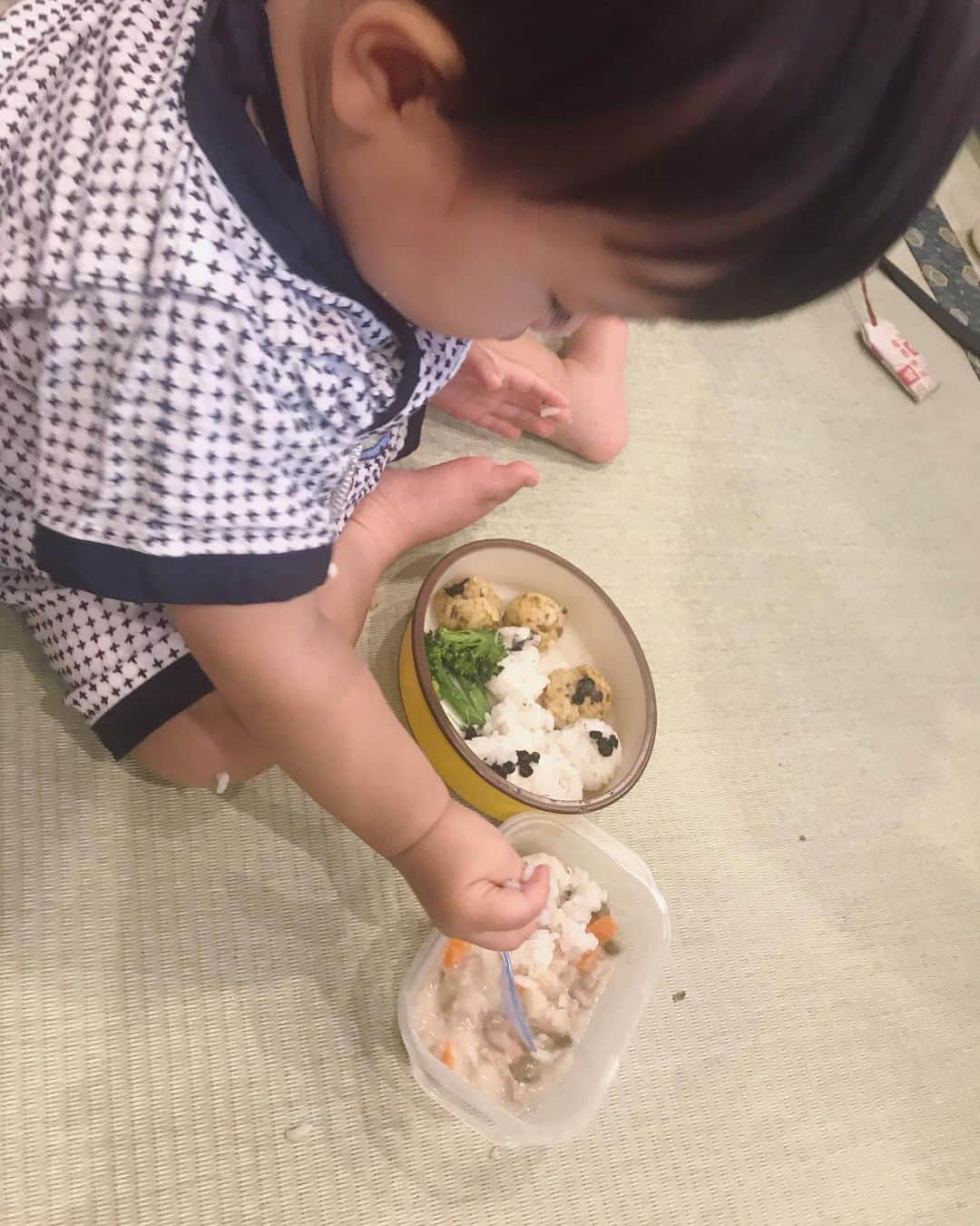 愛川ゆず季さんのインスタグラム写真 - (愛川ゆず季Instagram)「こんにちは。 . 坊っちゃん、 はじめて好きな食べ物ができました！ .  桃🍑🍑🍑🍑 .  唯一テンションが上がるので わたしも嬉しいです♡ .  フルーツは最初 アレルギーにビクビクしながらなので 一口だけでしたが 大丈夫そうだったのでよかった^ ^ .  最近、ようやく少しずつ 食に興味を持ってくれるようになり 食べてくれて嬉しいのですが .  自分で食べたがるので .  毎日悲惨です😱 綺麗にたべるのは諦めています。 .  大きくなあれ！！！ . ↑旦那さんが、ダイエット？するらしく 最後の晩餐ごはんとか言って 作ったのが . 茶色。笑  謎。。 .  #愛川ゆず季 #男の子ママ #新米ママ #離乳食」7月15日 15時17分 - aikawa_yuzuki