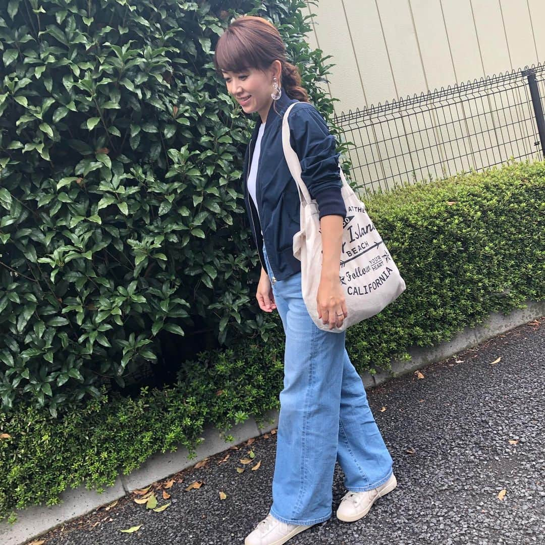 岡部玲子さんのインスタグラム写真 - (岡部玲子Instagram)「カメラマンは息子。 「目線外した方がいいよ。」 カメラマンばりの指示（笑）🤣 なかなかいい角度で写真を撮ってくれる🤣  #岡部玲子 #子育て #主婦 #アラフォーママ #タレント #レポーター #39歳 #ママファッション #プチプラファッション #ユニクロ #ジーユー #8歳息子 #カメラマン #mama #talent #reporter #instagood #f4f #mamafashion #japanese #smile #love #gu #uniqlo #happy」7月15日 15時18分 - reiko_okabe