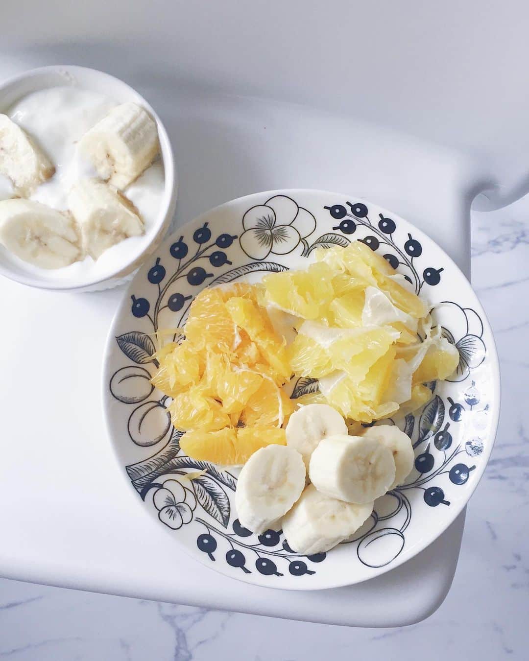 石川琴允さんのインスタグラム写真 - (石川琴允Instagram)「:夏の果物 🍊 : : : ヨーグルト菌はLB81 🐄🥛 : : : 皮を剥くのがいつも大変🍋 濃い橙の方が甘くて 薄黄は苦味と酸味の大人の味😋 #爽やかな甘さ  #breakfast #morning #朝食 #fruits #晩甘 #甘夏 #バナナ #ヨーグルト  #yoghurt  #iittala #arabia」7月15日 15時19分 - kotopon09