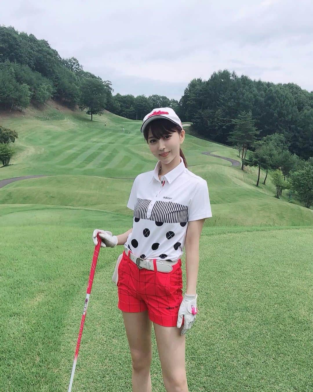 のインスタグラム：「いつかのゴルフコンペ⛳️ 今回はヘッドアップが多かった〜😵😵 次回のテーマ”ボールをよく見ること” 簡単なことなのに癖って怖い😫笑  ゴルフウェアは#addidasgolf . #ゴルフ #ゴルフ女子 #ゴルフコンペ #ゴルフウェア #adidas」