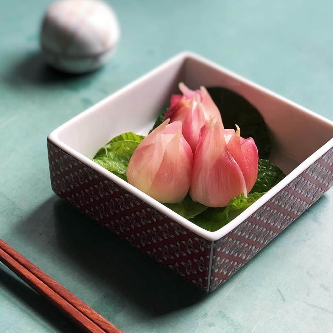 Chinamiさんのインスタグラム写真 - (ChinamiInstagram)「Colorful Myoga sushi bento! #vegetablesushi #myoga #bento さて、こちらの寿司弁当は何のお花(つぼみ)に見立てたでしょうか💁🏻‍♀️ 7月の誕生花で、泥の中から茎を伸ばして花を咲かせるあの花です♪ . #お弁当  #みょうが #野菜が主役」7月15日 15時21分 - chinamiphoto