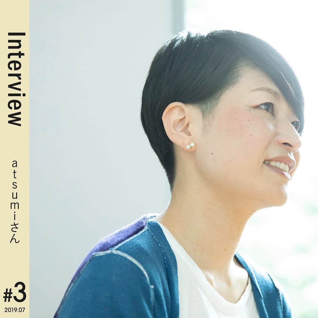 DECENCIA(ディセンシア)のインスタグラム：「「10の質問で紐解くSTORY」＜7月＞ //////// 世界を縫う人 atsumiさん ♯3 (Q&A) ・ (Q4) 「敏感肌は、どこまでも美しくなれる」というメッセージについて、どう感じましたか？ ・ とても心強い。 残念ながら、色々なアレルギーを持っているので、化粧品によって良くなるということより、悪くならないことばかり考えていました。 『どこまでも美しく』と聞いて、期待感を持たずにいられません。 ・ (Q5) 自分のチャームポイントは？ ・  今まで考えたことがなかったので、意味を調べてみたら『他人を惹きつける魅力的なところ』っとありました。 そう言われると、なおさら自分では答えづらくなってしまうのですが自分のパーツで気に入っているのは、鼻の上の方の骨。 成長期に母が、「なんかここの骨が出っ張ってきたね」っと心配していましたが自分では意外と気に入っています。 耳フェチの友人に耳の形が綺麗と褒められたことも嬉しかったのを覚えています。 でも、それで人を惹きつけているとは思えない。。。 そんなことを考えていると行き着く、自分が誇れるところはサービス精神かもしれません。 それが伝わらずに仇になることも多々ありますが、ついつい。。 寛大な気持ちで見守っていただけるとありがたいです。 ・ //////// ＜NEXT＞ ♯4 (Q&A) //////// atsumiさん : @itosigoto Photo : @sai_photograph #10の質問で紐解くSTORY #atsumi #美しい人 #人生 #刺繡作家 #刺繍 #手刺繍 #刺しゅう #embroidery #handembroidery #broderie #embroiderydesign #embroideryart #fiberart #artist #アート #アーティスト #敏感肌はどこまでも美しくなれる #DECENCIA #decencia #ディセンシア #敏感肌 #化粧品 #研究 #現代女性 #スキンケア #敏感肌スキンケア #敏感肌化粧品 #敏感肌コスメ #肌ケア」