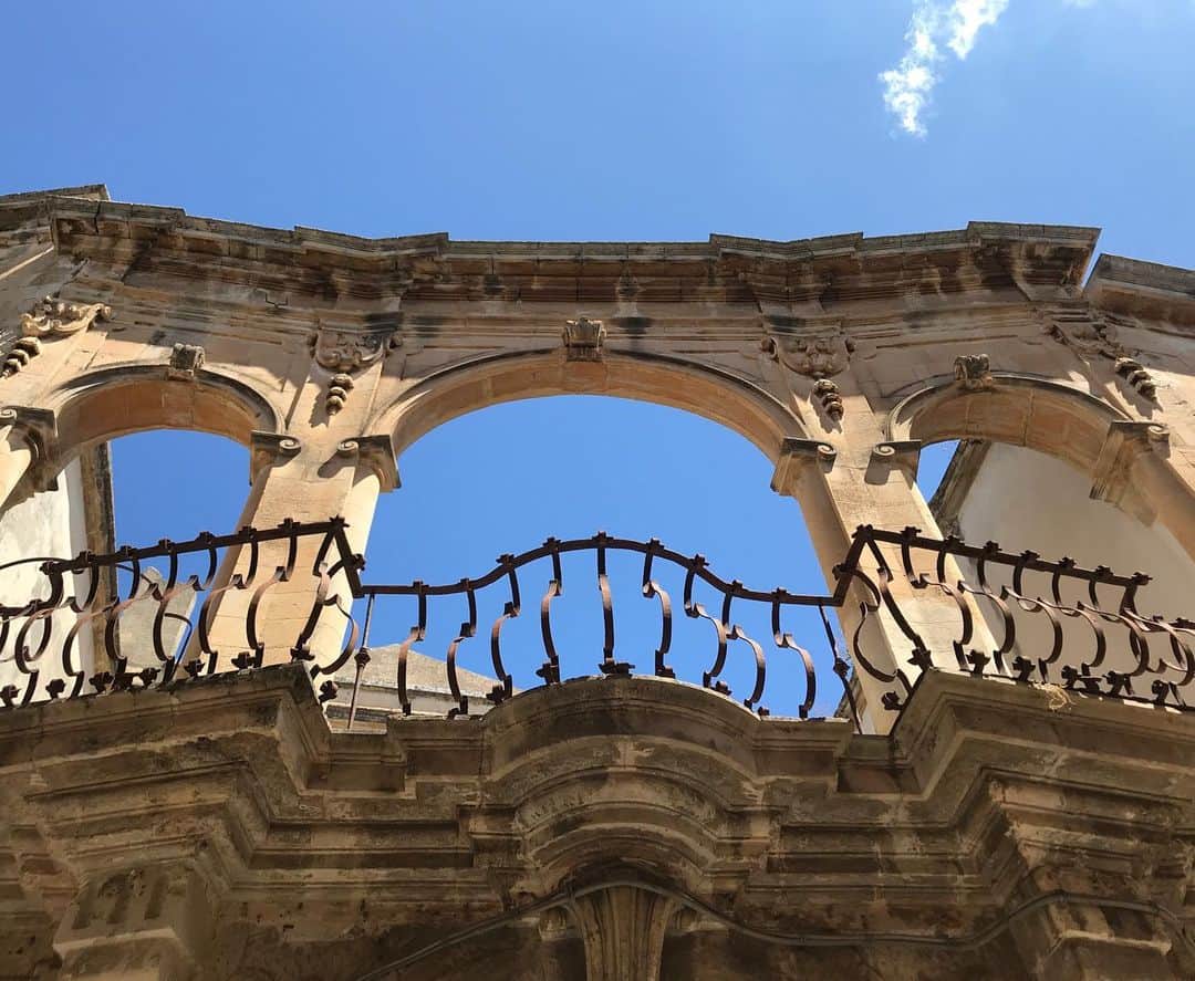 のインスタグラム：「Lecce architectural magnificence #lecce #baroque #barocco #architecture #palazzo #balcony #logia #arcade #stuning #bluesky #splendor」