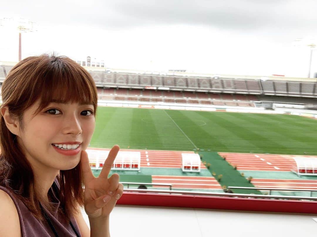 わちみなみのインスタグラム：「7/14﻿ ﻿ レッズレディースの試合の応援！﻿ 久しぶりの浦和駒場スタジアム✨﻿ ﻿ レッズレディース🆚マイナビベガルタ仙台レディース﻿ ﻿ 引き分け以上で﻿ レッズレディースは準決勝に進出できる試合☺︎！﻿ ﻿ 結果は0-0で準決勝進出⭐️﻿ うれしい！﻿ ﻿ レッズはゴールチャンスを多く作っていましたが﻿ なかなか生かせず、、💦﻿ 仙台側も特に後半はゴールを激しく﻿ 狙いにきていてハラハラドキドキでした、、！﻿ 何度もセーブした﻿ キーパーの松本選手の活躍ぶりに拍手していました😆﻿ ﻿ 試合後﻿ 松本選手、安藤選手にインタビュー☺︎﻿ ﻿ とにかく進出できてよかった✨﻿ 次も応援します！  #レッズレディース #浦和レッズレディース #浦和レッズ」