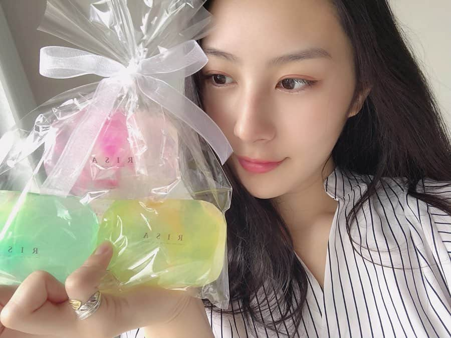 里彩さんのインスタグラム写真 - (里彩Instagram)「綺麗な色合いの宝石石鹸🥺✨🧼 私のお友達の手作りなの💕すごいよね🥺 見てるだけでも可愛いのに すごくいい匂いもして🥺💕 これ一つあるだけで一気に空間がオシャレになります🥰 ネームやメッセージも入れてもらえて、プレゼントにぴったり〜💕 今度お友達にプレゼントしよっ☺️🎁 素敵なプレゼントありがとう！すみれちゃん〜🥺 @yuramsavon  最後まで見てね→→→😘🧼✨ #soap #gemsoap #cute #beauty  #石鹸 #宝石石鹸 #かわいい #オシャレ #インテリア #綺麗 #美」7月15日 15時31分 - risa_gram611