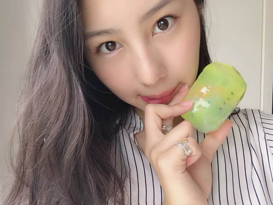 里彩さんのインスタグラム写真 - (里彩Instagram)「綺麗な色合いの宝石石鹸🥺✨🧼 私のお友達の手作りなの💕すごいよね🥺 見てるだけでも可愛いのに すごくいい匂いもして🥺💕 これ一つあるだけで一気に空間がオシャレになります🥰 ネームやメッセージも入れてもらえて、プレゼントにぴったり〜💕 今度お友達にプレゼントしよっ☺️🎁 素敵なプレゼントありがとう！すみれちゃん〜🥺 @yuramsavon  最後まで見てね→→→😘🧼✨ #soap #gemsoap #cute #beauty  #石鹸 #宝石石鹸 #かわいい #オシャレ #インテリア #綺麗 #美」7月15日 15時31分 - risa_gram611