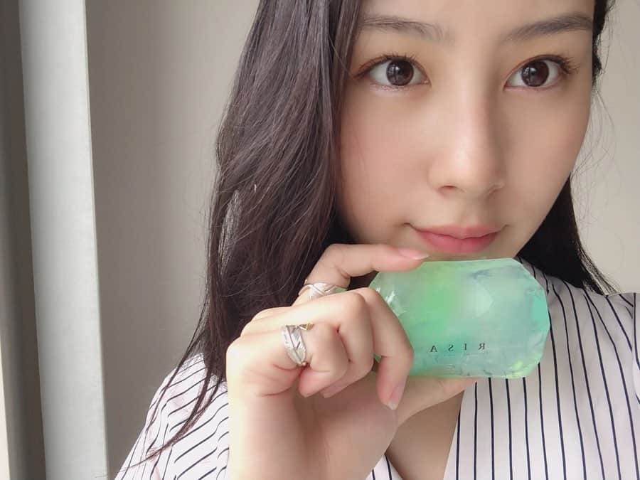 里彩さんのインスタグラム写真 - (里彩Instagram)「綺麗な色合いの宝石石鹸🥺✨🧼 私のお友達の手作りなの💕すごいよね🥺 見てるだけでも可愛いのに すごくいい匂いもして🥺💕 これ一つあるだけで一気に空間がオシャレになります🥰 ネームやメッセージも入れてもらえて、プレゼントにぴったり〜💕 今度お友達にプレゼントしよっ☺️🎁 素敵なプレゼントありがとう！すみれちゃん〜🥺 @yuramsavon  最後まで見てね→→→😘🧼✨ #soap #gemsoap #cute #beauty  #石鹸 #宝石石鹸 #かわいい #オシャレ #インテリア #綺麗 #美」7月15日 15時31分 - risa_gram611