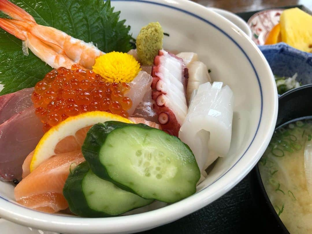 藤坂奈央さんのインスタグラム写真 - (藤坂奈央Instagram)「. 今日のお昼ごはんは贅沢に海鮮丼🦐 中に温泉卵も入っています . いつも予約でいっぱいなので やっと来られてうれしい！ . . #戸石 #わかすぎ #愛すべき長崎の〇〇 #取材ランチ #長崎グルメ  #東長崎 #ひがなが #長崎 #nagasaki #nagasakigram」7月15日 15時36分 - naofujisaka_