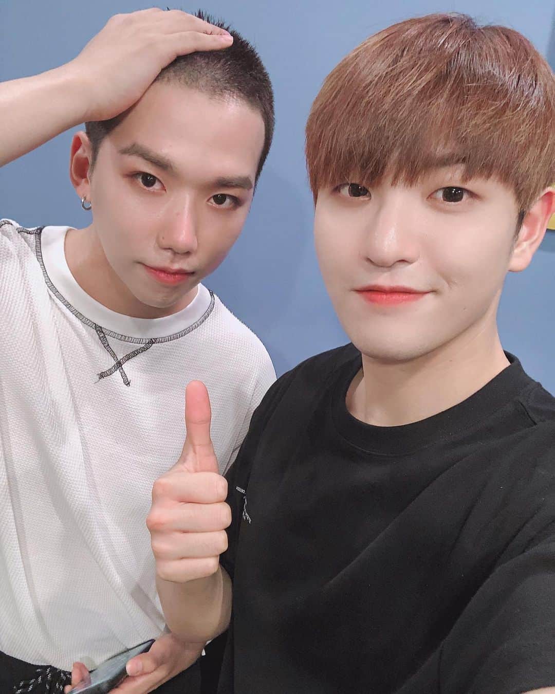 ヒョクジン のインスタグラム：「잘 다녀오자 ! 사랑해 💙」