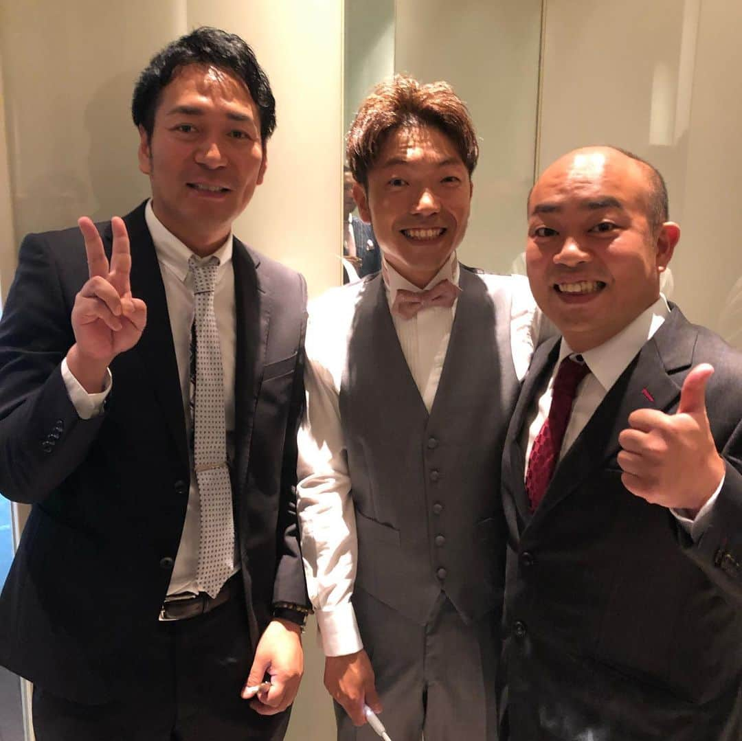 武智正剛さんのインスタグラム写真 - (武智正剛Instagram)「昨日はおめでたい日でした！秋山おめでとう㊗️ #アキナ秋山 #披露宴 #衣装もイカしてるね #ギャロップ林 #チビデブハゲ #三拍子揃ったハゲ界のイチロー #パチンコ玉 #数珠 #ダルマ #フローリングのてかり」7月15日 15時39分 - supamaradonatake