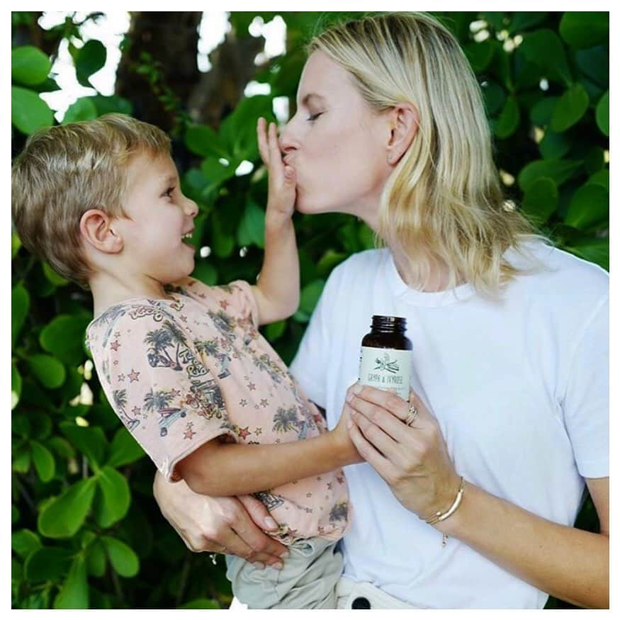 カロリナ・クルコヴァさんのインスタグラム写真 - (カロリナ・クルコヴァInstagram)「Giving mommy kisses & a high-5 for the tasty potent-probiotics ❤️ Thanks for keeping me happy & healthy 🥰  @gryphandivyrose Alternative approach to healthy & happy kids 🌼 #GIRfamily #happykids #kidswellness #KK 💋」7月15日 15時47分 - karolinakurkova