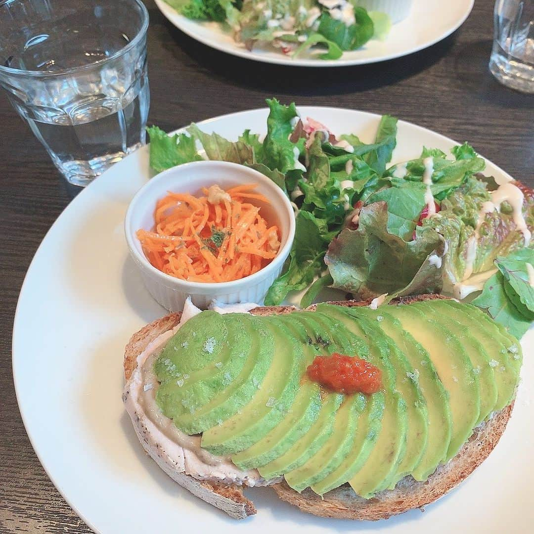 北村真姫さんのインスタグラム写真 - (北村真姫Instagram)「「アボカド🥑」﻿ ﻿ ﻿ 大好きで気になっていた﻿ アボカド🥑のお店に行ってきました〜﻿ ﻿ 毎日食べたくなるアボカド。﻿ スーパー行く度に買ってしまう🥑💗﻿ ﻿ アボカドは血液をサラサラにしてくれるし、﻿ 腸の働きを整えてくれて、体脂肪率も落として﻿ くれるから美容にもダイエットにも🙆🏻﻿ がん予防や高血圧予防にも🙆🏻🙆🏻🙆🏻﻿ いいことだらけ！！！﻿ ﻿ 明治神宮前からと表参道駅から﻿ どちらからでも歩いて行けるところにある﻿ Cafeで、外のテラス風なところと室内と﻿ どちらが選べるよ！！！﻿ ﻿ スムージーも美味しそうで気になった😳﻿ ﻿ ﻿ #アボカド #🥑 #ダイエット #美容効果 #がん予防  #血液サラサラ #美容 #腸の働き #明治神宮前 #表参道 #Cafe #原宿 #原宿カフェ #表参道カフェ #表参道ランチ #まきてぃ #北村真姫 #スムージー」7月15日 15時53分 - kitamura__maki