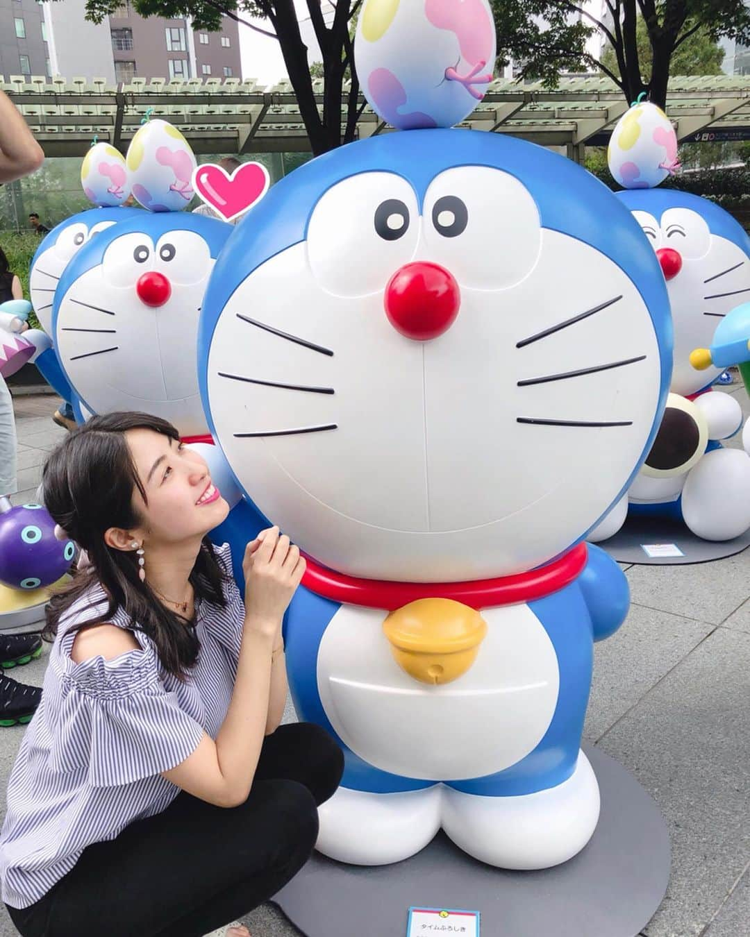 小谷津友里さんのインスタグラム写真 - (小谷津友里Instagram)「六本木で出会ったどらちゃん🥳❤️🧡💙 かーわーいーいーよーー🥳  いつも夏になると ドラえもん大量発生していて 写真撮りたくなる👏  ドラえもんの好きな道具は 「グルメテーブルかけ」🍝🍝 テーブルにテーブル掛けを敷いて 口頭で注文すると なんでも好きな食べ物が出てくるの🥰  うん、欲しい（笑） 食いしん坊だから（笑) . . . .  #ドラえもん#六本木#六本木ヒルズ#六本木ヒルズ夏祭り #キャラクター#ドラえもん好き #フォトスポット#kawaii #漫画#アニメ#japaneseculture #doraemon #anime #manga#roppongi #tokyo#japan#japanesegirl #こやゆりコーデ」7月15日 21時23分 - yurikoyatsu