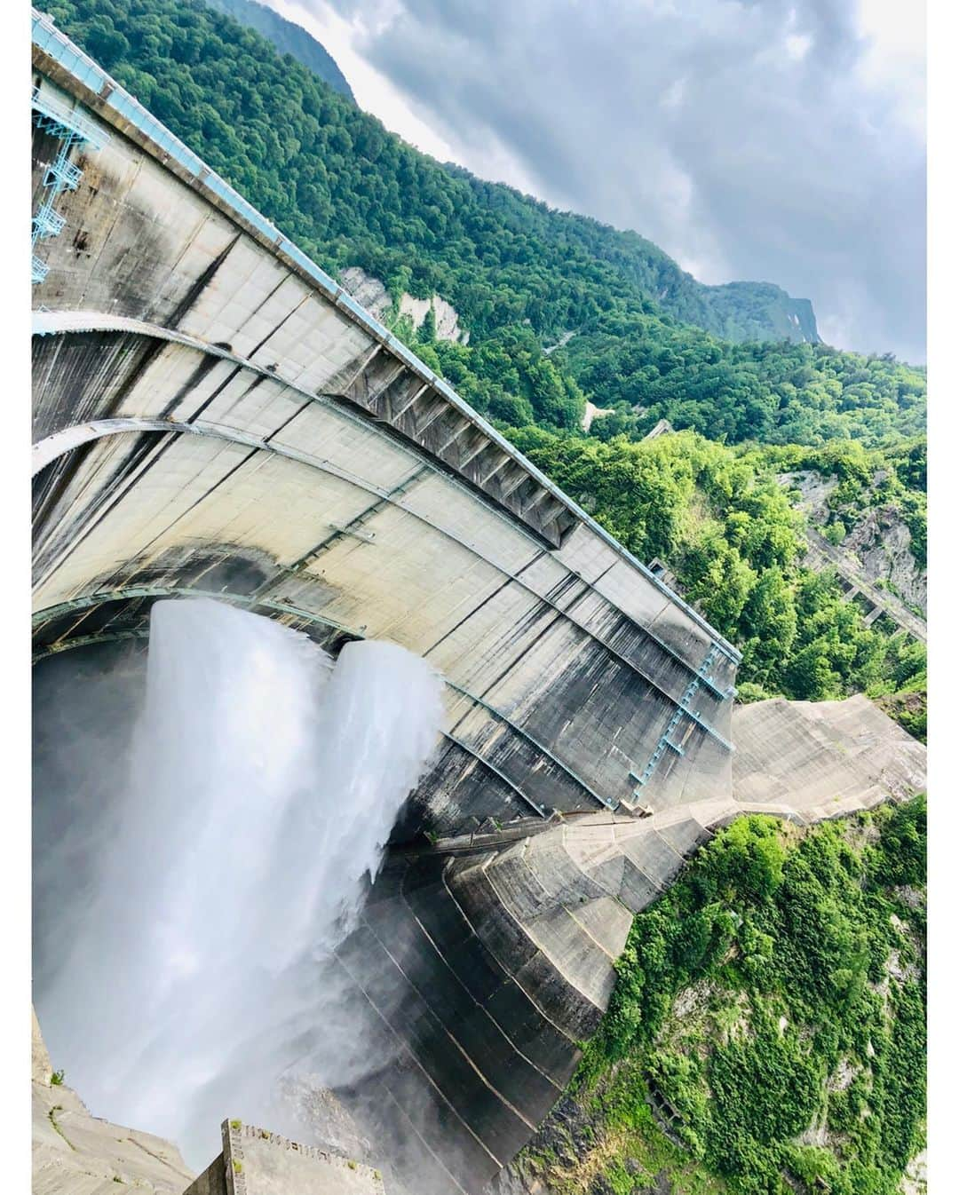 織田千穂さんのインスタグラム写真 - (織田千穂Instagram)「ｷﾀーヾ(°∀° )/ー! 久々の黒部ダム🚿💙✨ 放水の水がスローモーションに見えるのは…私だけ⁉️ * るんるん( * ॑꒳ ॑* )♥ るんるん( * ॑꒳ ॑* )♥ 吸い寄せられる様にダム放水見に 階段どんどん降りてったはいいが… * マイナスイオンシャワー🚿🛁 たっぷり浴びて潤って大喜びの後の 階段上りが…まぢでキツかった🤣 ( ﾟ∀ﾟ)ｱﾊﾊ八八ﾉヽﾉヽﾉヽ * 相当ヘボいぞ自分。 ✼••┈┈┈┈┈┈┈┈┈┈┈┈┈┈┈┈••✼ #黒部ダム #黒部ダム放水 #立山黒部アルペンルート #kurobedam #nature #ダム好きな人と繋がりたい #naturephotography #naturelover #naturelovers #富山県 #長野県 #小旅行 #日本の景色 #japan #旅好き #旅好きな人と繋がりたい #カメラ女子 #大自然 #大自然満喫 #trip #photooftheday #女子カメラ #女子旅 #旅行#travelgram #tripstagram #日本の絶景 #ootd #instafollow #japanesegirl @ekalosangelesjapan ボトムス(CD040193) パーカー (CC010138) @queen.lupis (v0398) ✼••┈┈┈┈┈┈┈┈┈┈┈┈┈┈┈┈••✼」7月15日 21時24分 - chihoda