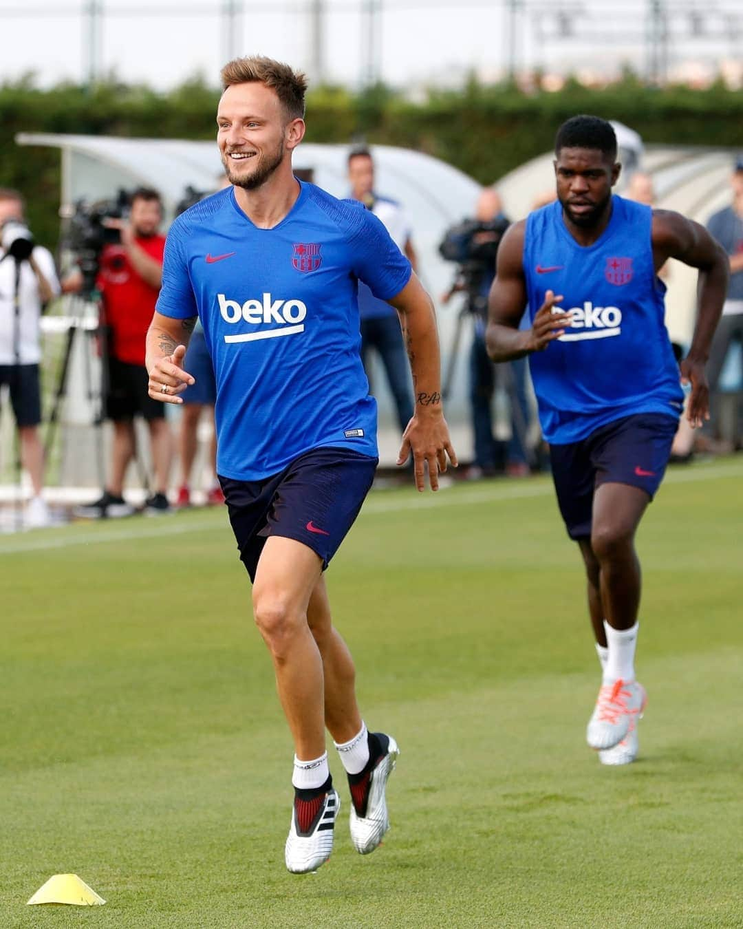 FCバルセロナさんのインスタグラム写真 - (FCバルセロナInstagram)「🙌 First training session of the season: done. ✅ Primer entrenamiento completado💪 Primer entrenament completat 👌 🔵🔴 #ForçaBarça」7月15日 21時24分 - fcbarcelona