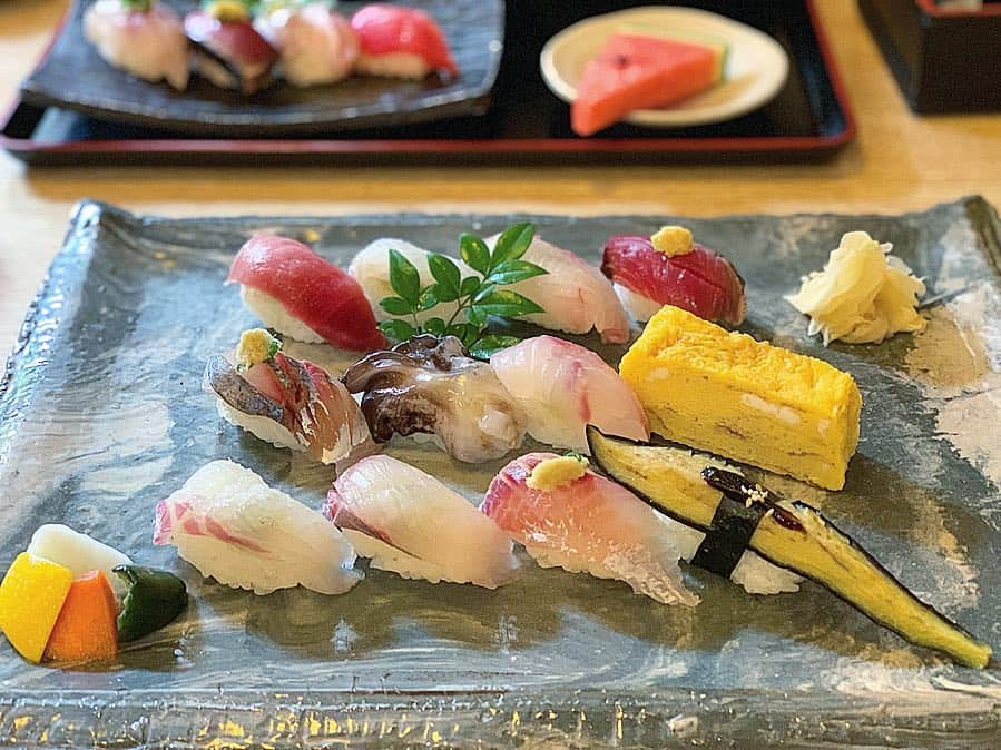 尾崎ななみさんのインスタグラム写真 - (尾崎ななみInstagram)「❁ ㅤㅤㅤㅤㅤㅤㅤㅤㅤㅤㅤ 伊勢でお寿司ランチ🍣 ㅤㅤㅤㅤㅤㅤㅤㅤㅤㅤㅤ #寿司吟 ㅤㅤㅤㅤㅤㅤㅤㅤㅤㅤㅤ おまかせ寿司と、てこね定食を✧︎*。 ㅤㅤㅤㅤㅤㅤㅤㅤㅤ 魚の臭みはないし、切り込みが入っているので食べやすかったなぁ✧︎ ㅤㅤㅤㅤㅤㅤㅤㅤㅤ てこね寿司はお店のオリジナルの味で、マグロ丼みたいな感じでした⍢⃝︎ 一切れが分厚い✧︎ ㅤㅤㅤㅤㅤㅤㅤㅤㅤ コストパフォーマンスが素晴らしいです✩︎⡱ 昔から地元民にも愛されているお店は、大繁盛でした¨̮ ㅤㅤㅤㅤㅤㅤㅤㅤㅤㅤㅤ ㅤㅤㅤㅤㅤㅤㅤㅤㅤㅤㅤㅤㅤ ㅤㅤㅤㅤㅤㅤㅤㅤㅤㅤㅤㅤㅤㅤㅤㅤㅤㅤㅤㅤㅤㅤㅤㅤㅤ  ㅤㅤㅤㅤㅤㅤㅤㅤㅤㅤㅤㅤㅤㅤㅤㅤㅤㅤㅤㅤㅤㅤㅤㅤ ㅤㅤㅤㅤㅤㅤㅤㅤㅤㅤㅤㅤㅤ  ㅤ  ㅤ  ㅤ ✧︎*⑅୨୧┈┈┈┈୨୧⑅* ❁︎⑅୨୧┈┈┈┈୨୧⑅✧︎*。 #三重#三重県#伊勢志摩#伊勢#寿司#三重グルメ#伊勢ランチ#尾崎ななみ#伊勢志摩アンバサダー#73mie」7月15日 21時24分 - nanami_ozaki_73