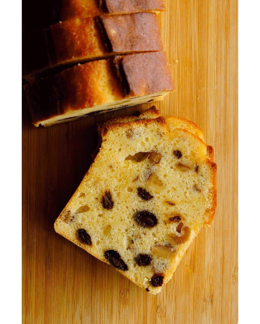 Ryoko Yunokiのインスタグラム：「+ + + Rum-raisin walnuts pound cake + + + #poundcake #bakingaddiction #ラムレーズンと胡桃のパウンドケーキ」