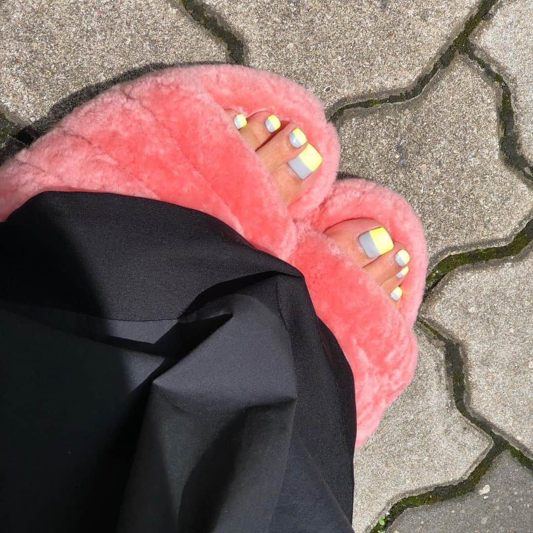 のインスタグラム：「今のネイル💅 基本一色のみなので、私には珍しいデザイン😂どうしても蛍光イエローがしたくて、でこの日のラッキーカラーがチャコールだったので、それを両方叶えてもらったネイル💅 @decollte さんは、毎回本当に丁寧で素敵に仕上げてくださるのでありがたすぎます😍 ハンドはイエローをほそーくラインで入れてもらってます！  では、今日から少し早めの夏休み…🌺 #summervacation #nail #summertrip #shiba_u」