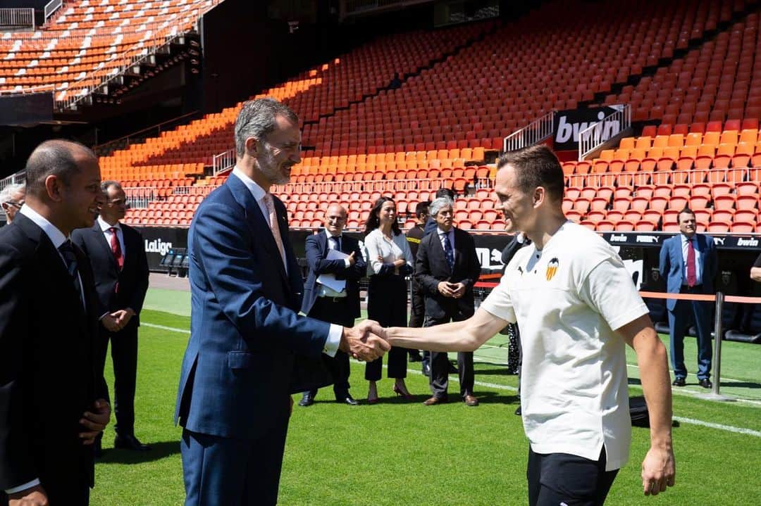 デニス・チェリシェフのインスタグラム：「Un honor 🤝 👑」