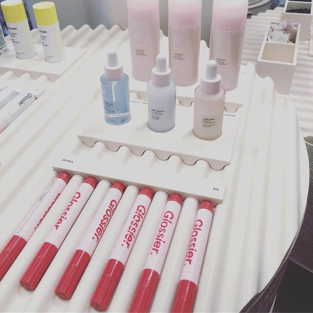 akaneさんのインスタグラム写真 - (akaneInstagram)「NY✈︎ . 大人気の @glossier  へ💄 . 行列で入場制限あり！20分ほど並んで入りました！ . 店員さん映しちゃいけないので店内の全体像は写せなかった😅 . NYでここしかなく、1番人気のコスメ店💓 . 唯一買った化粧品がここの✨ . ここで2500ドルくらい買った人もいるそう‼︎ドバイとかそっちの人って言ってた笑 . 息子ここで時差ボケによりダウンw . そしてまたインスタ映えの人気のスイーツ店へ🍩 . 6個以上買うとホログラムのボックスに入れてくれるけど持ち歩き大変なので断念😅 . そして今NYで1番HOTなスポットらしいWilliams burgへ⇒ . ここ最近凄い発展していて、日本でいう表参道的場所へ連れてってもらいました🎶 . お洒落な古着屋やセレクトショップ、カフェなど沢山ありました✨ . インスタ映えのピンクの倉庫もここにあるよー😆 . 1つ1つのお店は結構離れているので1度で回るのは地下鉄やタクシーを駆使しないと厳しいかも🙄 . 日本での大手町、新宿から原宿、青山、下町まで回った感じの距離w . 1日で2万歩くらい歩きました🏃‍♀️ . 疲れがエゲツないやつw . #ny #travel#glossier#supermoonbakehouse #bakehouse#lowermanhattan #eastvillagenyc#williamsburg#brooklyn #instatravels  #ニューヨーク#旅行#トラベル#観光#観光スポット#コスメ#カフェ#カフェ巡り #インスタ映え#インスタ映えスポット#夏休み」7月15日 21時27分 - a.organize